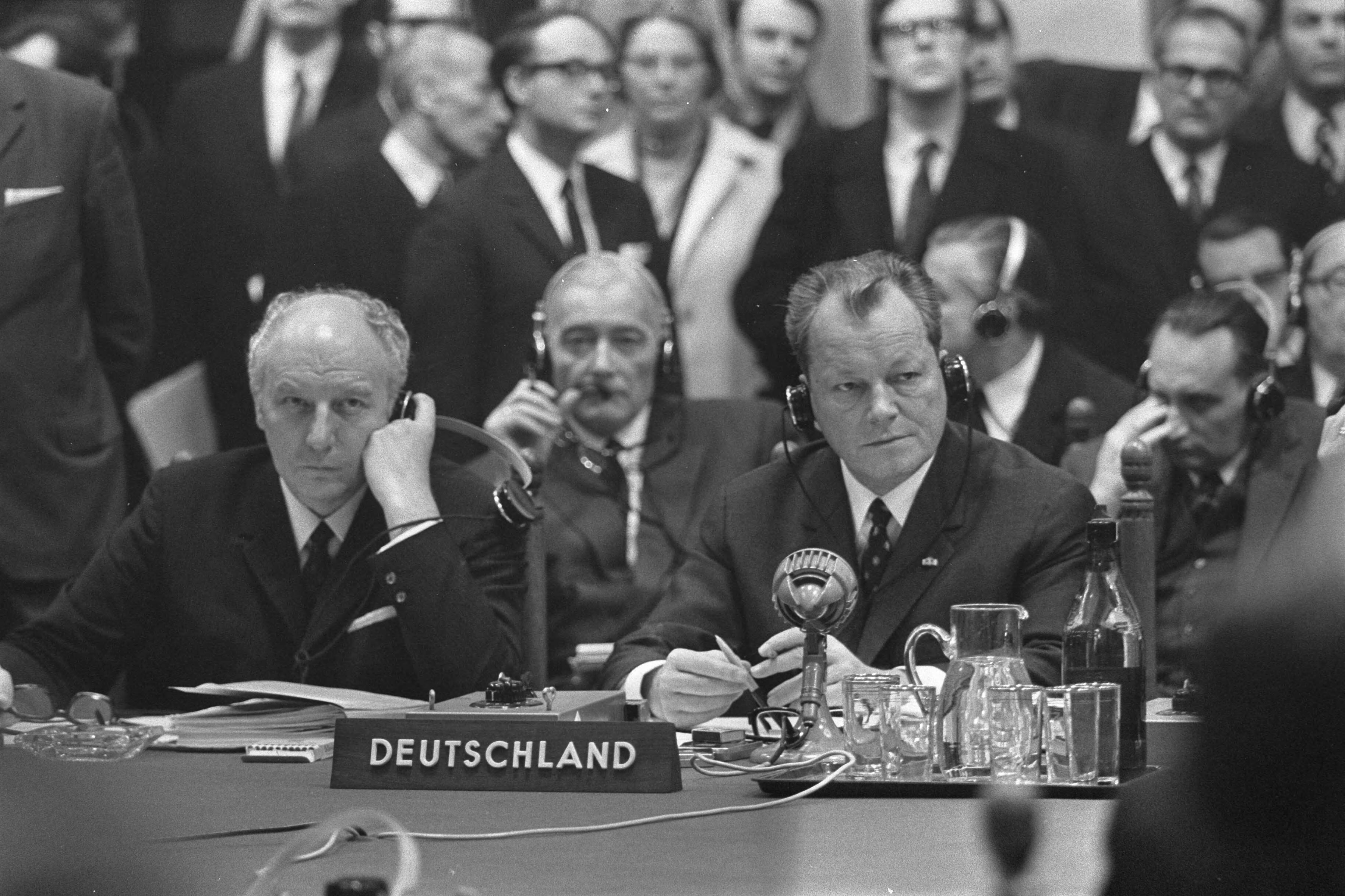 Fotocollectie Anefo — EEG-Topconferentie in Den Haag . Opening. Links Scheel, minister van Buitenlandse Zaken Duitsland rechts Willy Brandt — Foto: Koch, Eric / Anefo. Licentie: Set B: Rechtenvrij / Publiek Domein. Bron: Nationaal Archief. http://hdl.handle.net/10648/ab8413f0-d0b4-102d-bcf8-003048976d84