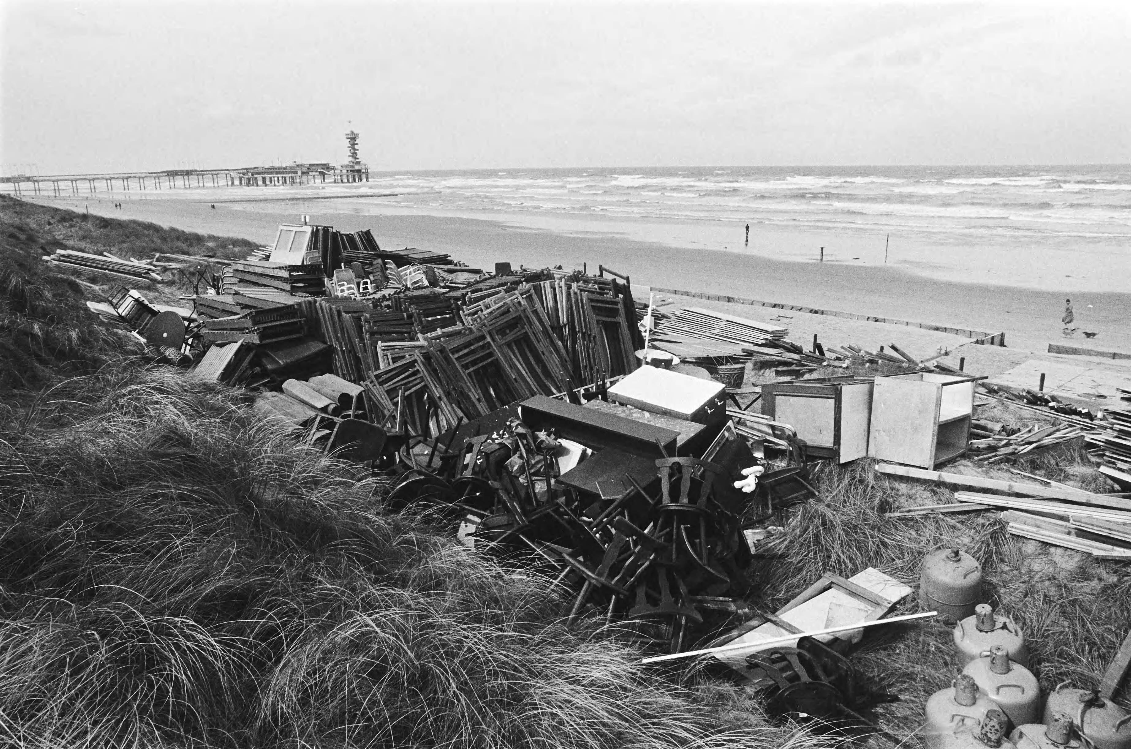 Fotocollectie Anefo — Strandtenten opgeslagen op boulevard van Scheveningen in verband met het slechte weer. Opgeslagen strandtentje (op boulevard in duinen) — Foto: Dijk, Hans van / Anefo. Licentie: Set B: Rechtenvrij / Publiek Domein. Bron: Nationaal Archief. http://hdl.handle.net/10648/ad14ffae-d0b4-102d-bcf8-003048976d84