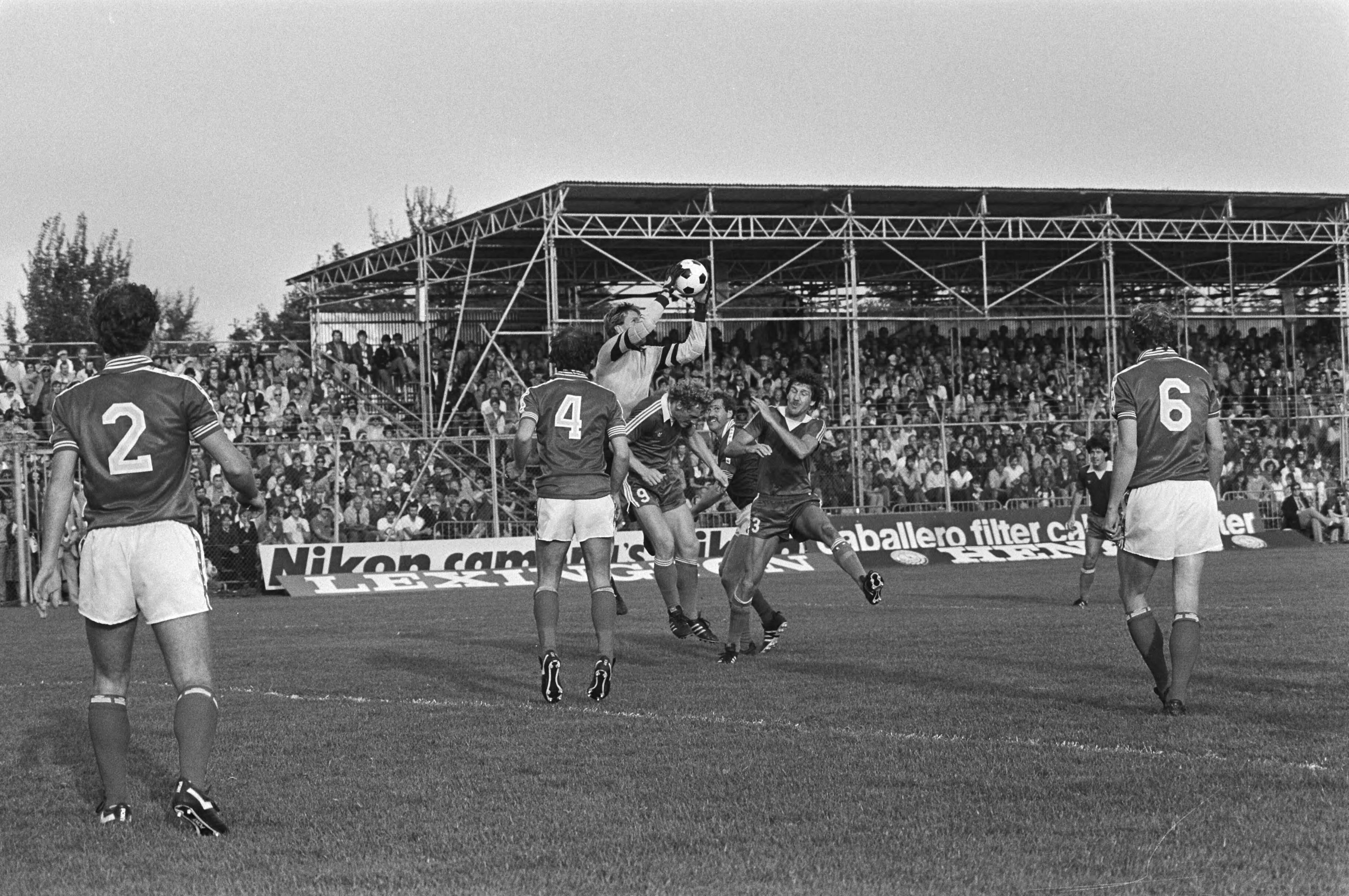 Voetbal FC Utrecht tegen AZ 67 1-0 — AZ 67 speler Kees Kist (midden) in duel met keeper Van Breukelen (Utrecht) tijdens de voetbalwedstrijd FC Utrecht-AZ 67 — Foto: Antonisse, Marcel / Anefo. Licentie: Set B: Rechtenvrij / Publiek Domein. Bron: Nationaal Archief. http://hdl.handle.net/10648/ad027384-d0b4-102d-bcf8-003048976d84
