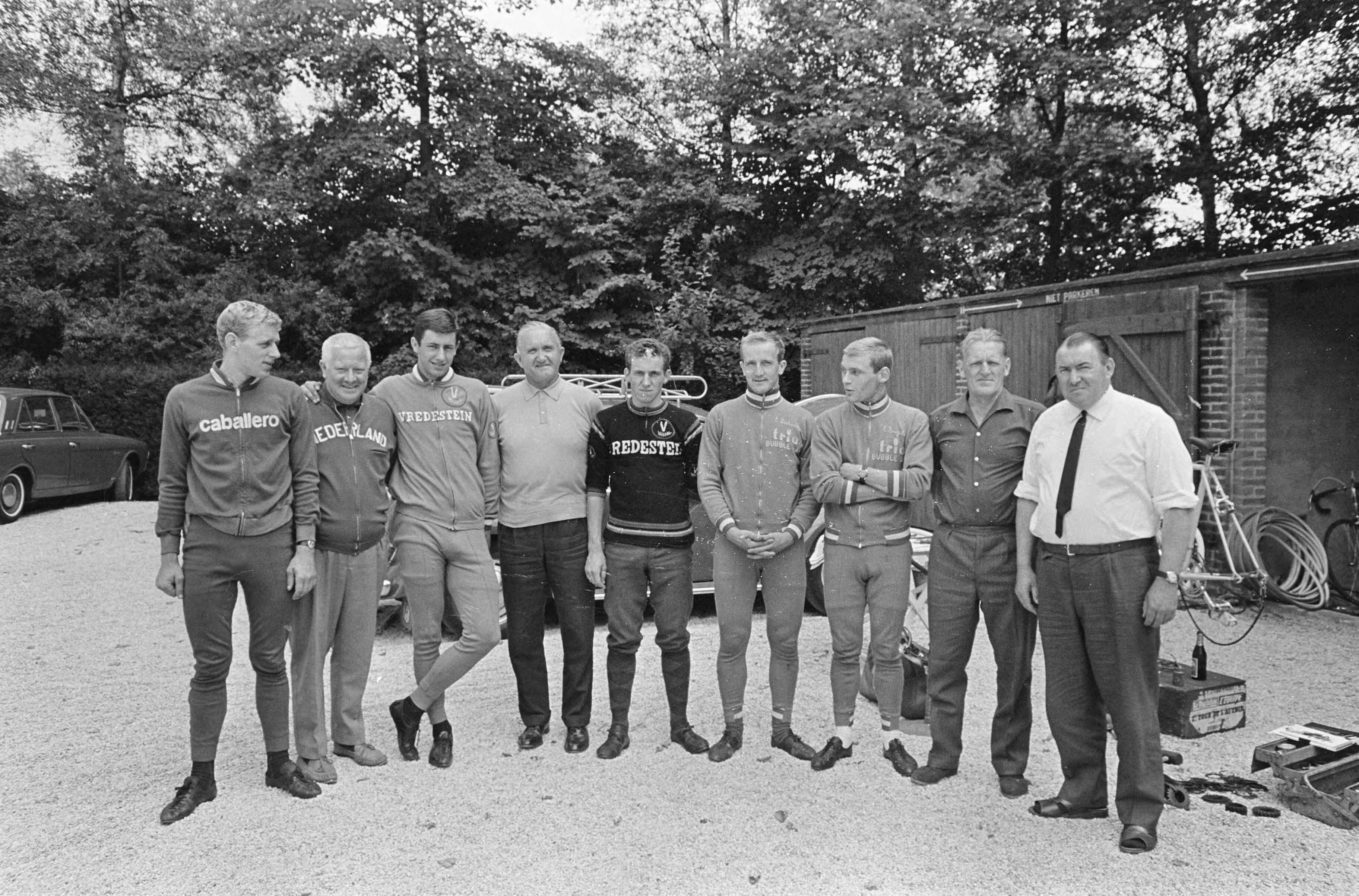 Fotocollectie Anefo — Wielrennen, de ploeg te Nuth, met coach Joop Middelink — Foto: Nijs, Jac. de / Anefo. Licentie: Set B: Rechtenvrij / Publiek Domein. Bron: Nationaal Archief. http://hdl.handle.net/10648/aaf6bb04-d0b4-102d-bcf8-003048976d84
