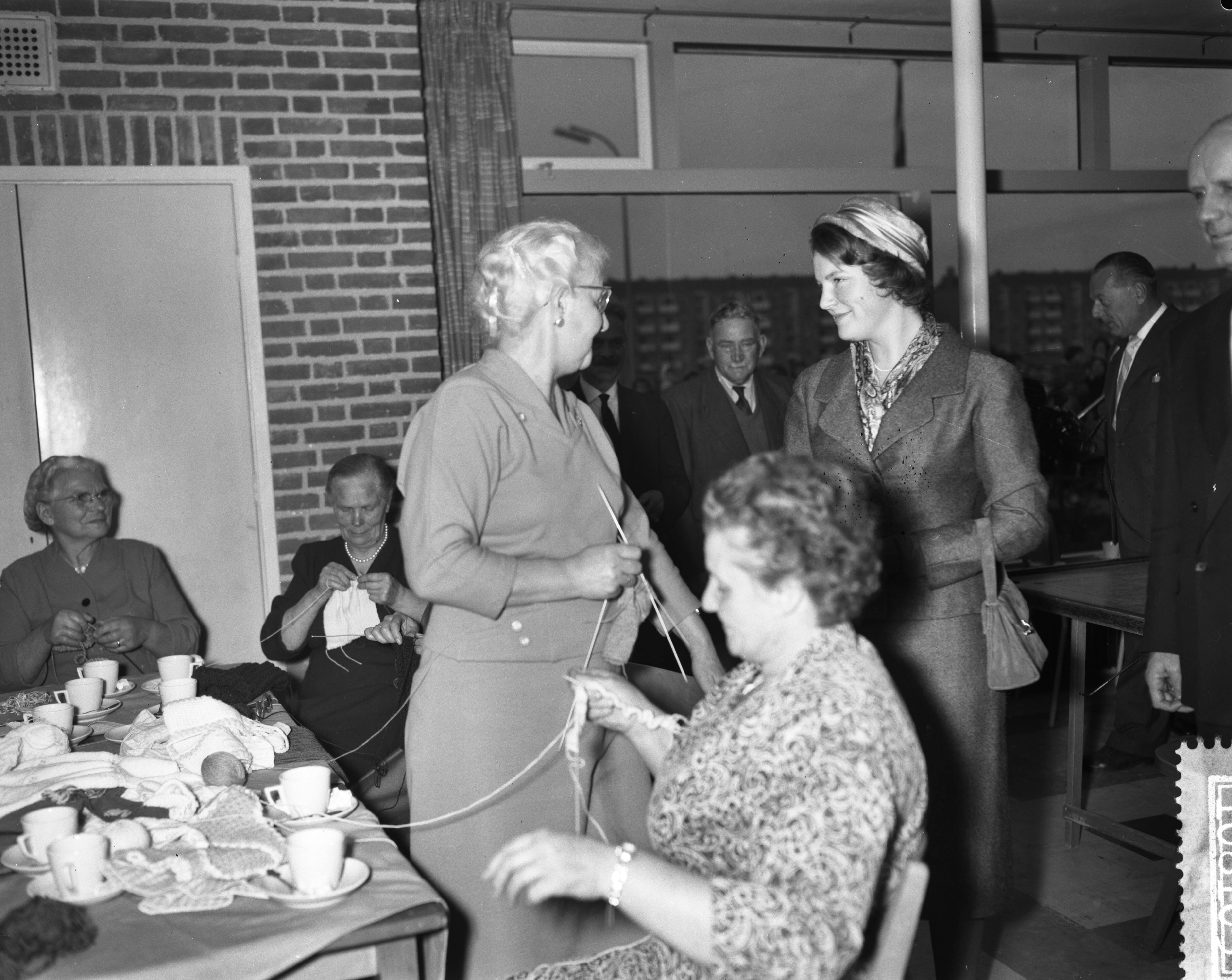 Fotocollectie Anefo — Prinses Irene bezoekt Marcuskerk in Utrecht, voorstellen in de kerk — Foto: Bilsen, Joop van / Anefo. Licentie: Set B: Rechtenvrij / Publiek Domein. Bron: Nationaal Archief. http://hdl.handle.net/10648/a9a1baba-d0b4-102d-bcf8-003048976d84