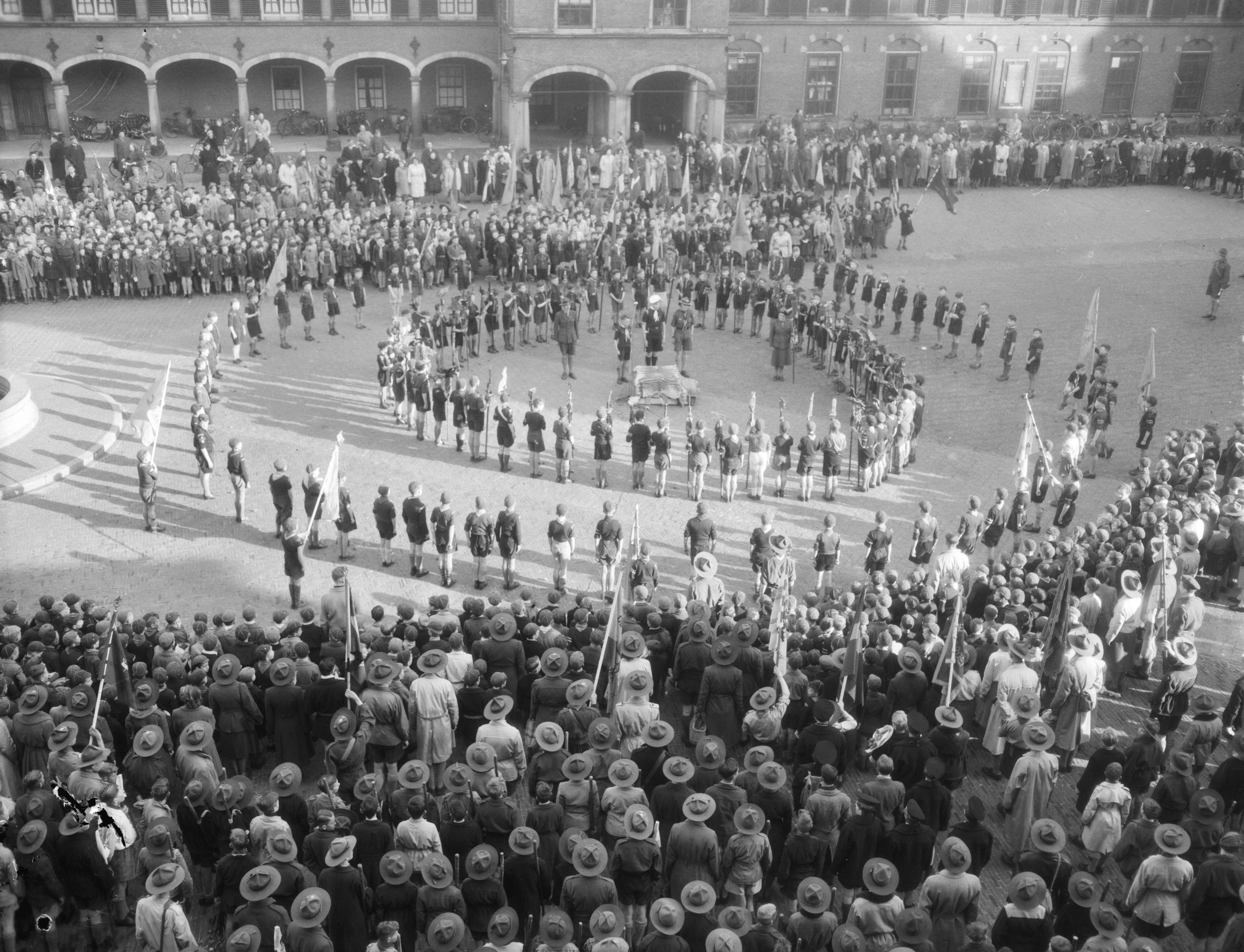 Fotocollectie Anefo — Sint Jorisdag op het Binnenhof te Den Haag — Foto: Duinen, G.W. van / Anefo. Licentie: Set B: Rechtenvrij / Publiek Domein. Bron: Nationaal Archief. http://hdl.handle.net/10648/a8e908d0-d0b4-102d-bcf8-003048976d84