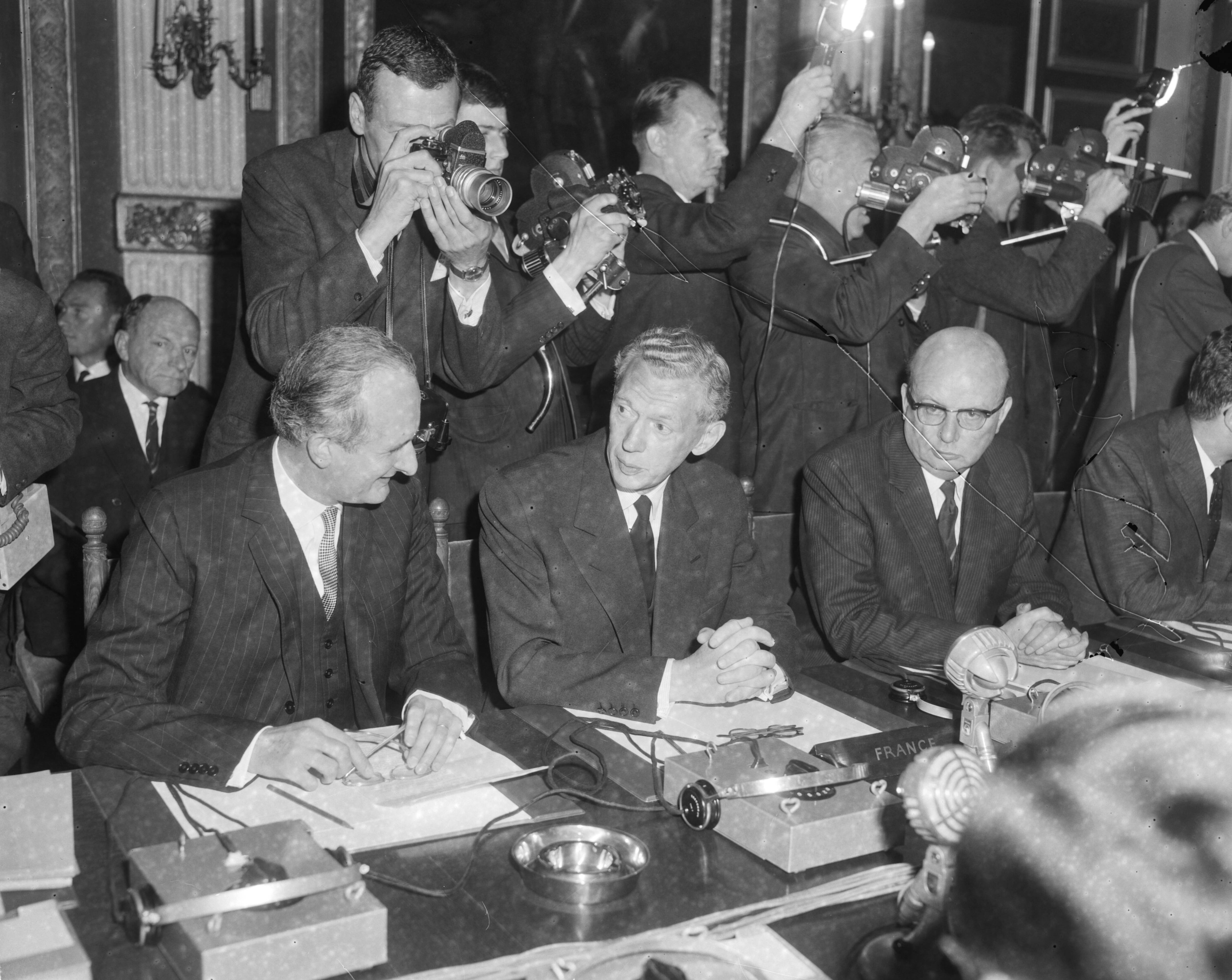 Fotocollectie Anefo — Ministersconferentie van de West Europese Unie in Den Haag aankomst ministers. Couve de Murville aan conferentietafel — Foto: Bilsen, Joop van / Anefo. Licentie: Set B: Rechtenvrij / Publiek Domein. Bron: Nationaal Archief. http://hdl.handle.net/10648/aa4b3874-d0b4-102d-bcf8-003048976d84
