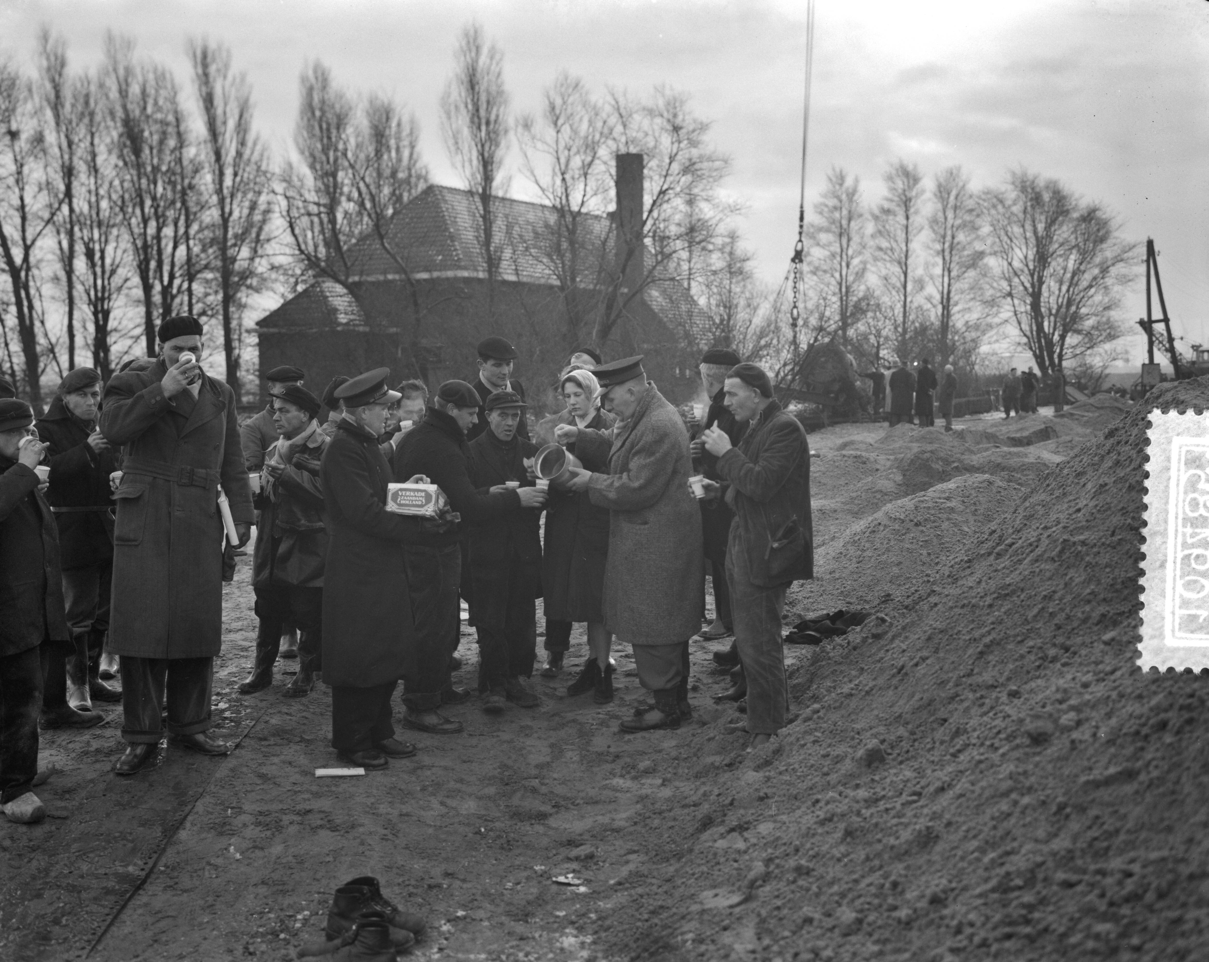Ramp Tuindorp Oostzaan — Ramp Tuindorp Oostzaan. Hulpverlening door het Leger des Heils — Foto: Bilsen, Joop van / Anefo. Licentie: Set B: Rechtenvrij / Publiek Domein. Bron: Nationaal Archief. http://hdl.handle.net/10648/a9a5d884-d0b4-102d-bcf8-003048976d84