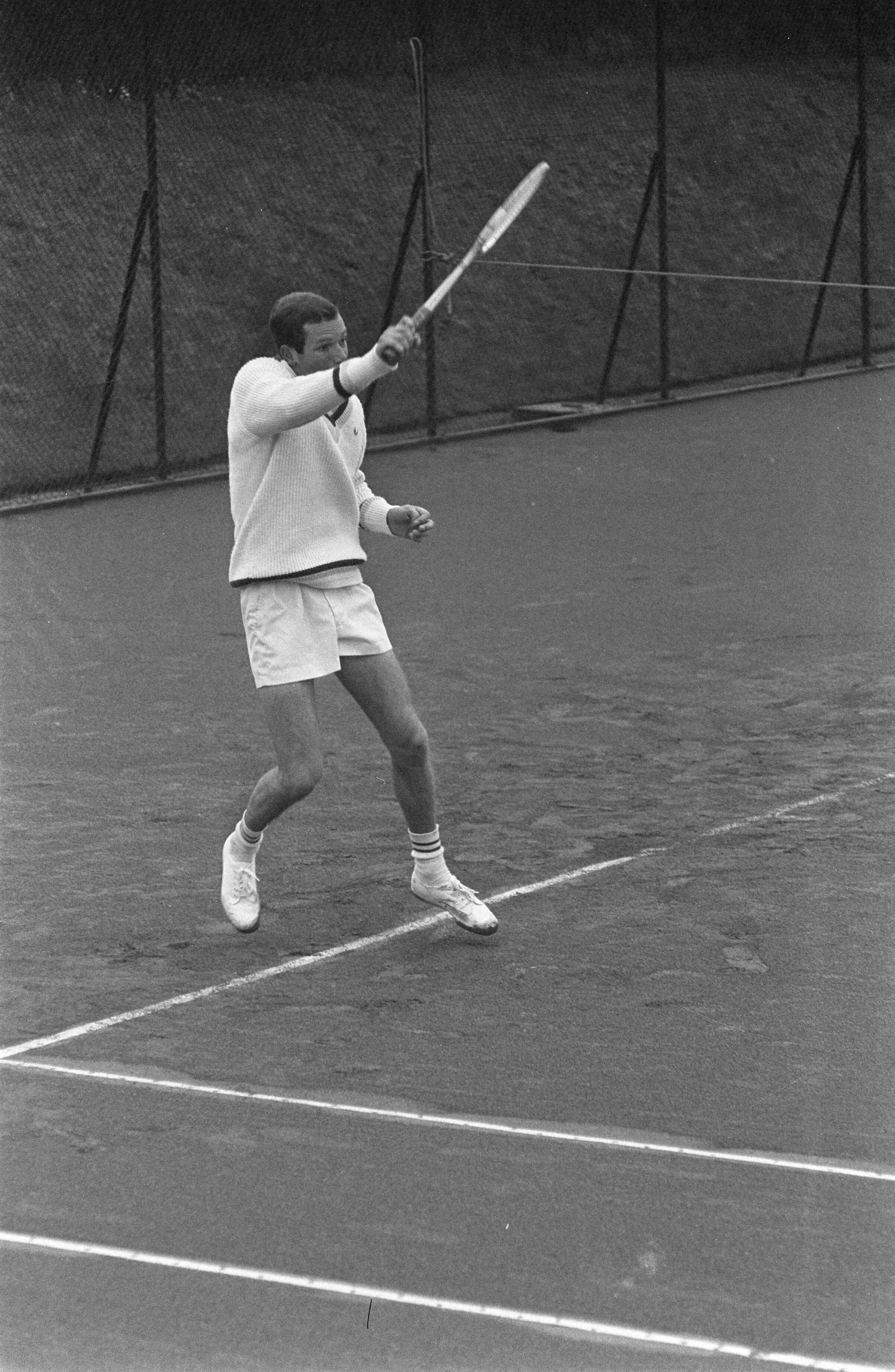 Fotocollectie Anefo — Tennis. Nederland tegen Oostenrijk. Tom Okker in actie in zijn partij tegen Ernst Blanke — Foto: Koch, Eric / Anefo. Licentie: Set B: Rechtenvrij / Publiek Domein. Bron: Nationaal Archief. http://hdl.handle.net/10648/aa6625da-d0b4-102d-bcf8-003048976d84