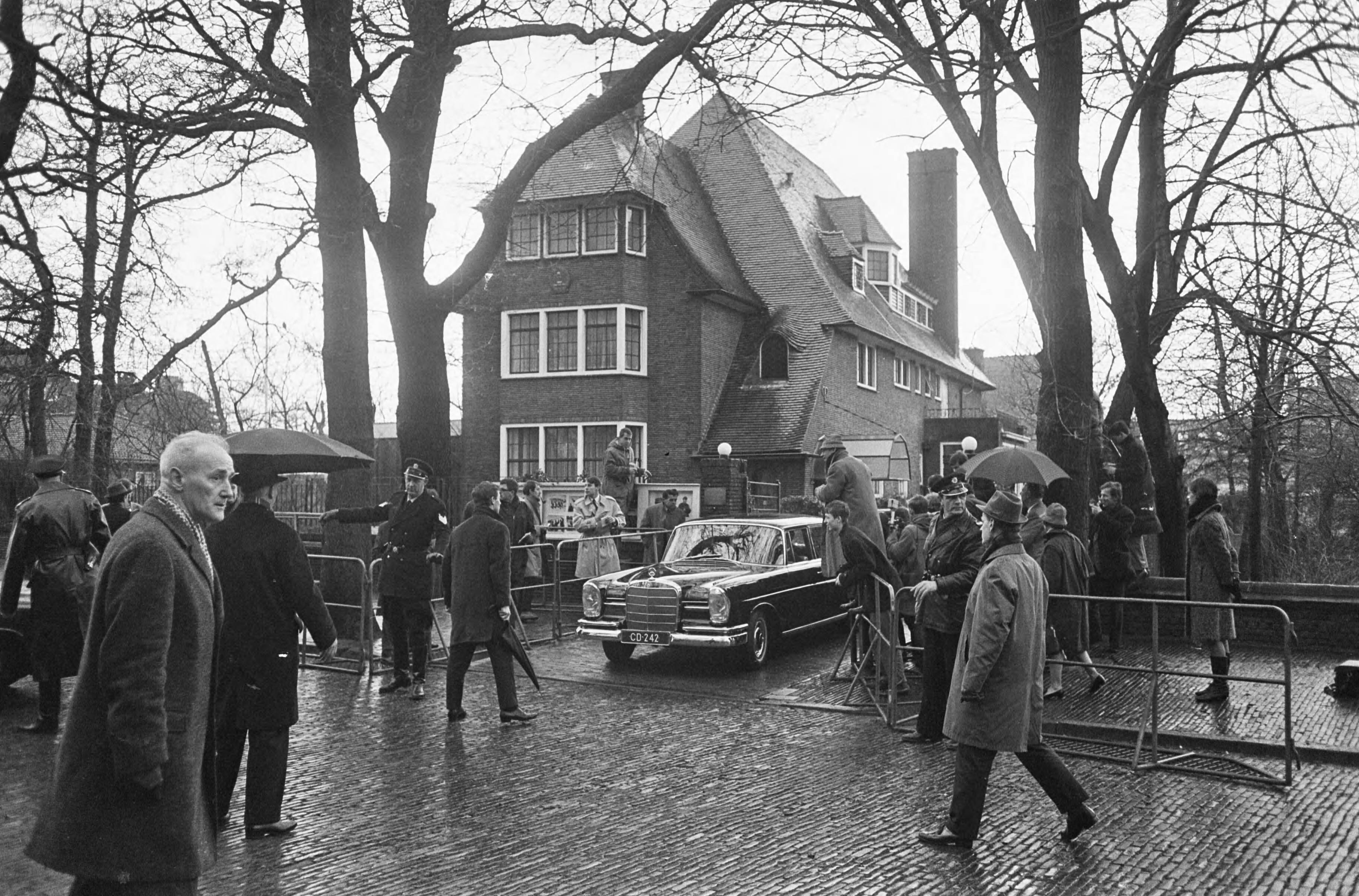 Fotocollectie Anefo — Chinezen naar huis, Chinezen verlaten de legatie te Den Haag — Foto: Koch, Eric / Anefo. Licentie: Set B: Rechtenvrij / Publiek Domein. Bron: Nationaal Archief. http://hdl.handle.net/10648/ab0a52b8-d0b4-102d-bcf8-003048976d84