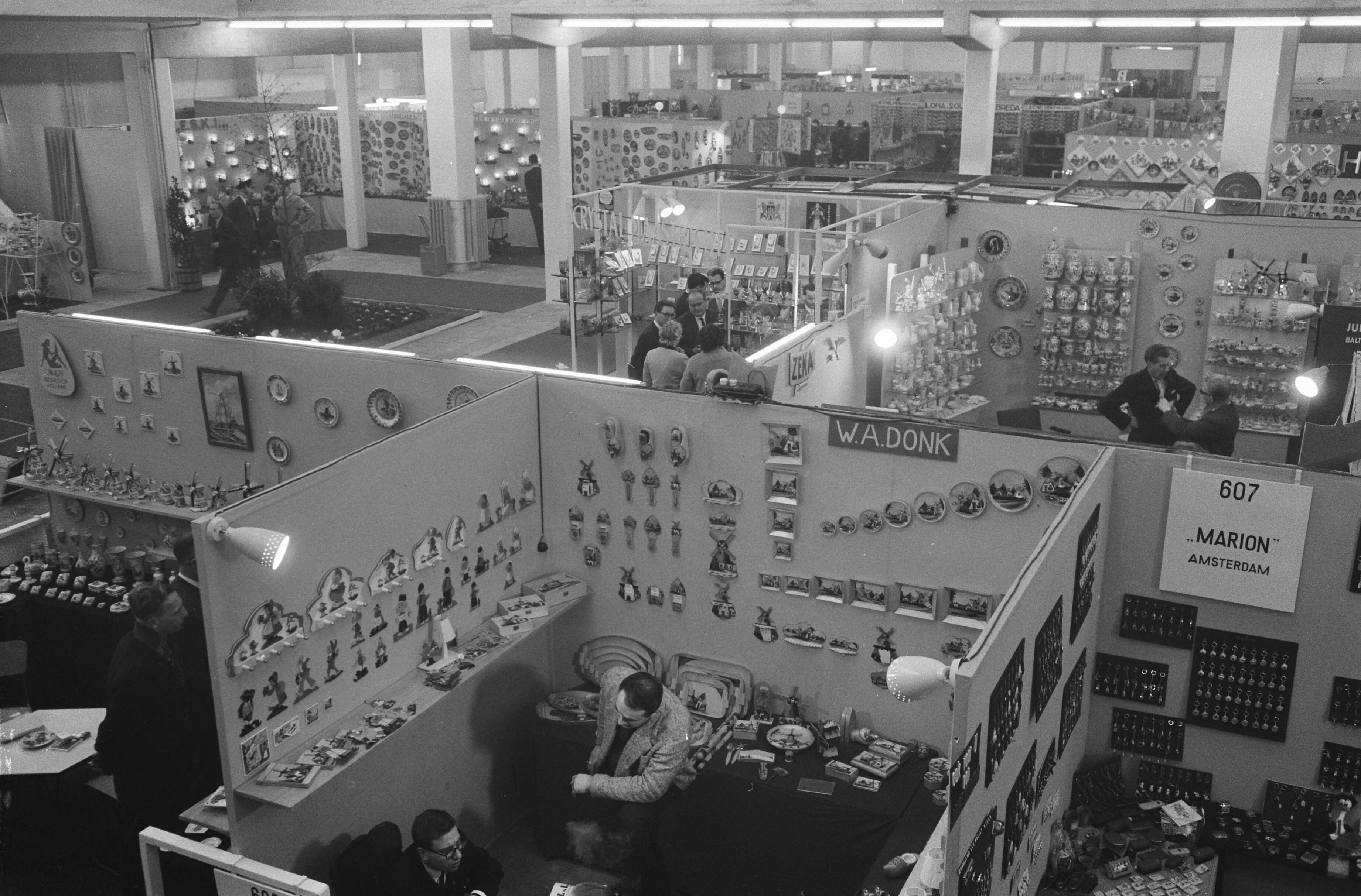 Fotocollectie Anefo — Souveniersvakbeurs in de Beatrix en Irenehal te Utrecht — Foto: Pot, Harry / Anefo. Licentie: Set B: Rechtenvrij / Publiek Domein. Bron: Nationaal Archief. http://hdl.handle.net/10648/a9c4eabc-d0b4-102d-bcf8-003048976d84