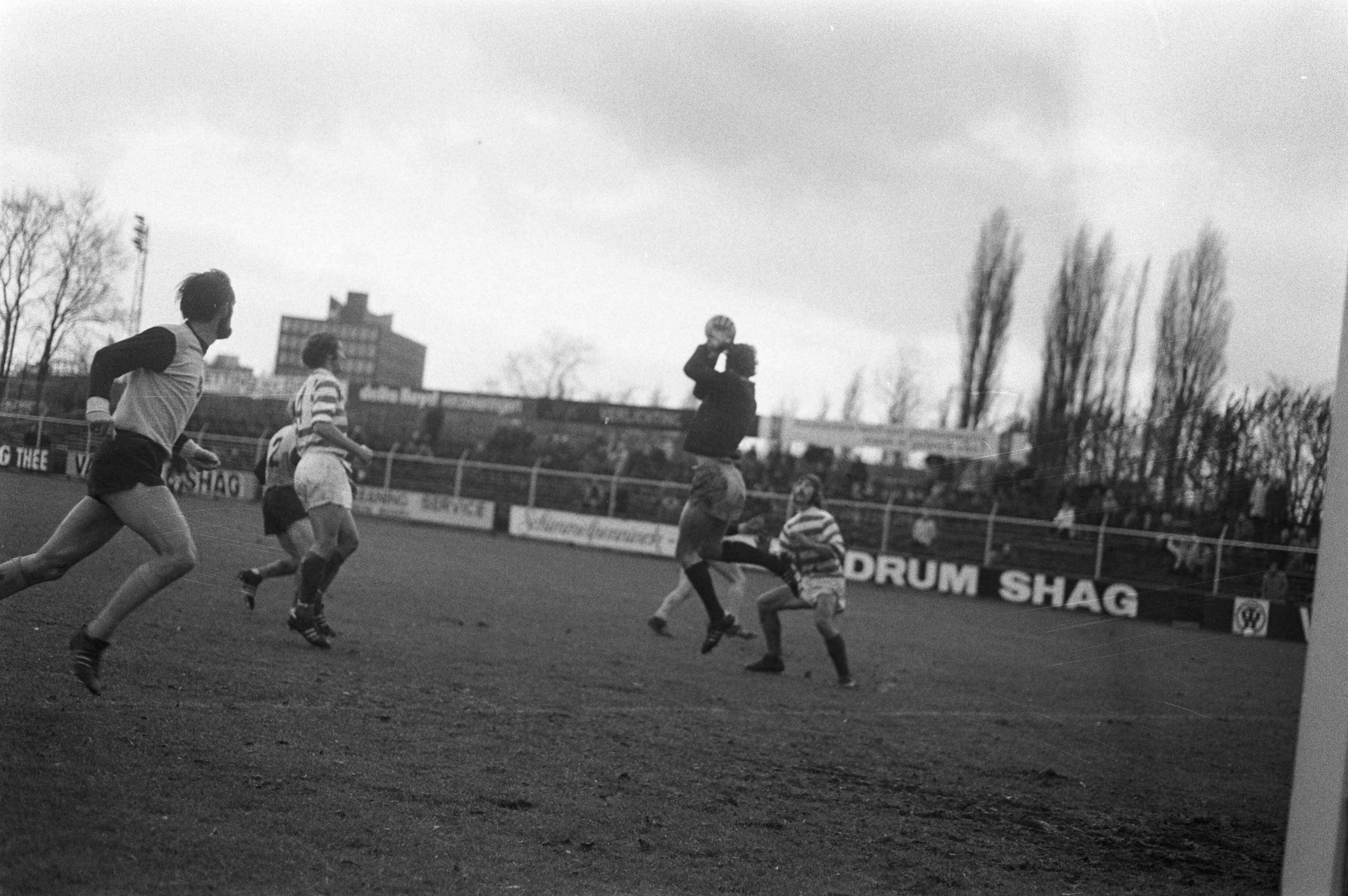 Fotocollectie Anefo — Blauw-Wit tegen Veendam 3-0, Keeper Veendam redt — Foto: Peters, Hans / Anefo. Licentie: Set B: Rechtenvrij / Publiek Domein. Bron: Nationaal Archief. http://hdl.handle.net/10648/abd83ab6-d0b4-102d-bcf8-003048976d84