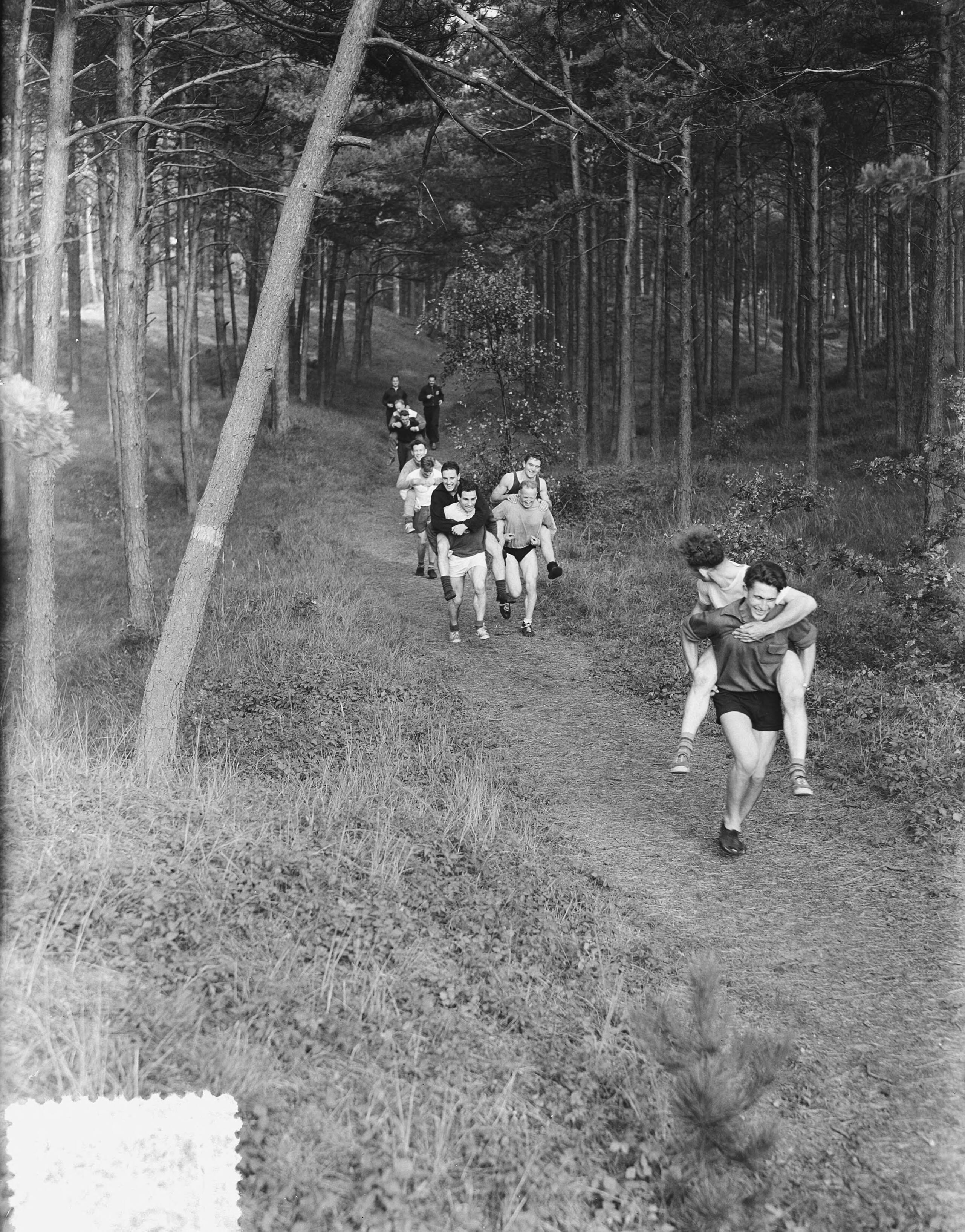 Fotocollectie Anefo — Training Nederlandse schaatsploeg bij CIOS Overveen — Foto: Behrens, Herbert F. / Anefo. Licentie: Set B: Rechtenvrij / Publiek Domein. Bron: Nationaal Archief. http://hdl.handle.net/10648/a9149bd0-d0b4-102d-bcf8-003048976d84