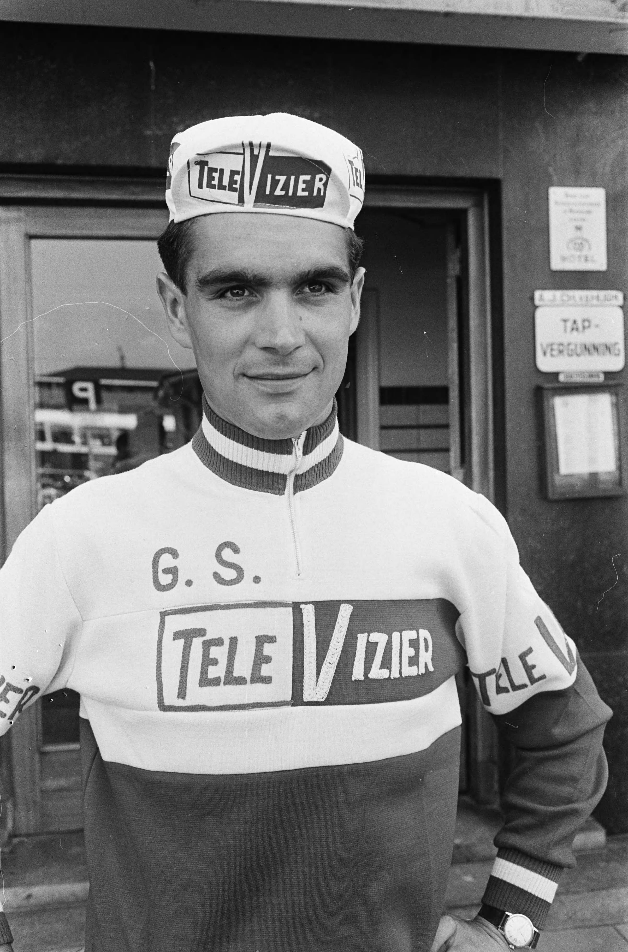 Fotocollectie Anefo — Persconferentie Tour de France ploeg in Breda — Foto: Pot, Harry / Anefo. Licentie: Set B: Rechtenvrij / Publiek Domein. Bron: Nationaal Archief. http://hdl.handle.net/10648/aa6c74d0-d0b4-102d-bcf8-003048976d84