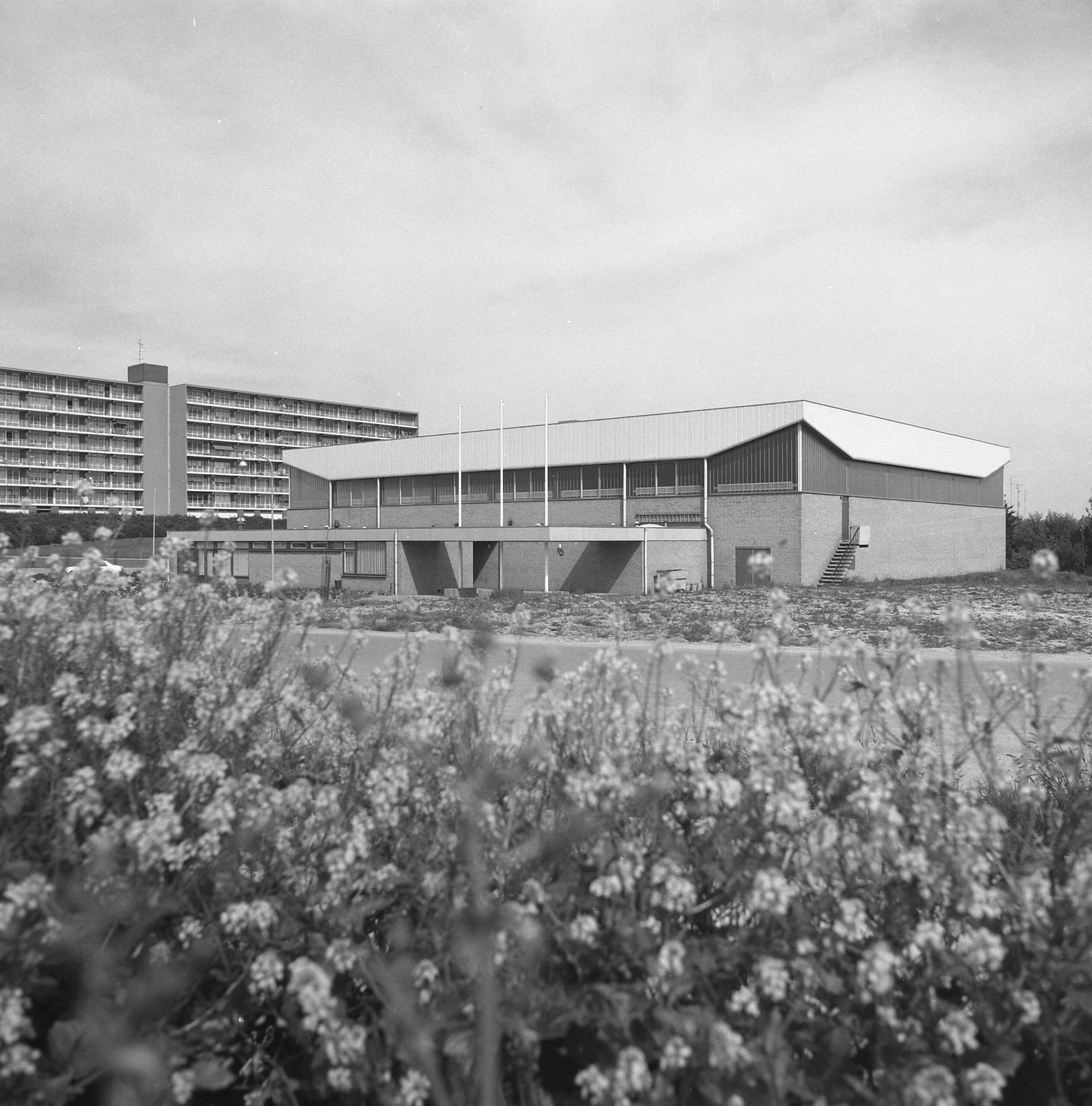 Fotocollectie Nederlandse Heidemaatschappij — Brunssum. Sporthal. Ontwerp Groenedijk — Foto: Fotograaf Onbekend / Heidemij. Licentie: Set B: Rechtenvrij / Publiek Domein. Bron: Nationaal Archief. http://hdl.handle.net/10648/ae83f282-d0b4-102d-bcf8-003048976d84