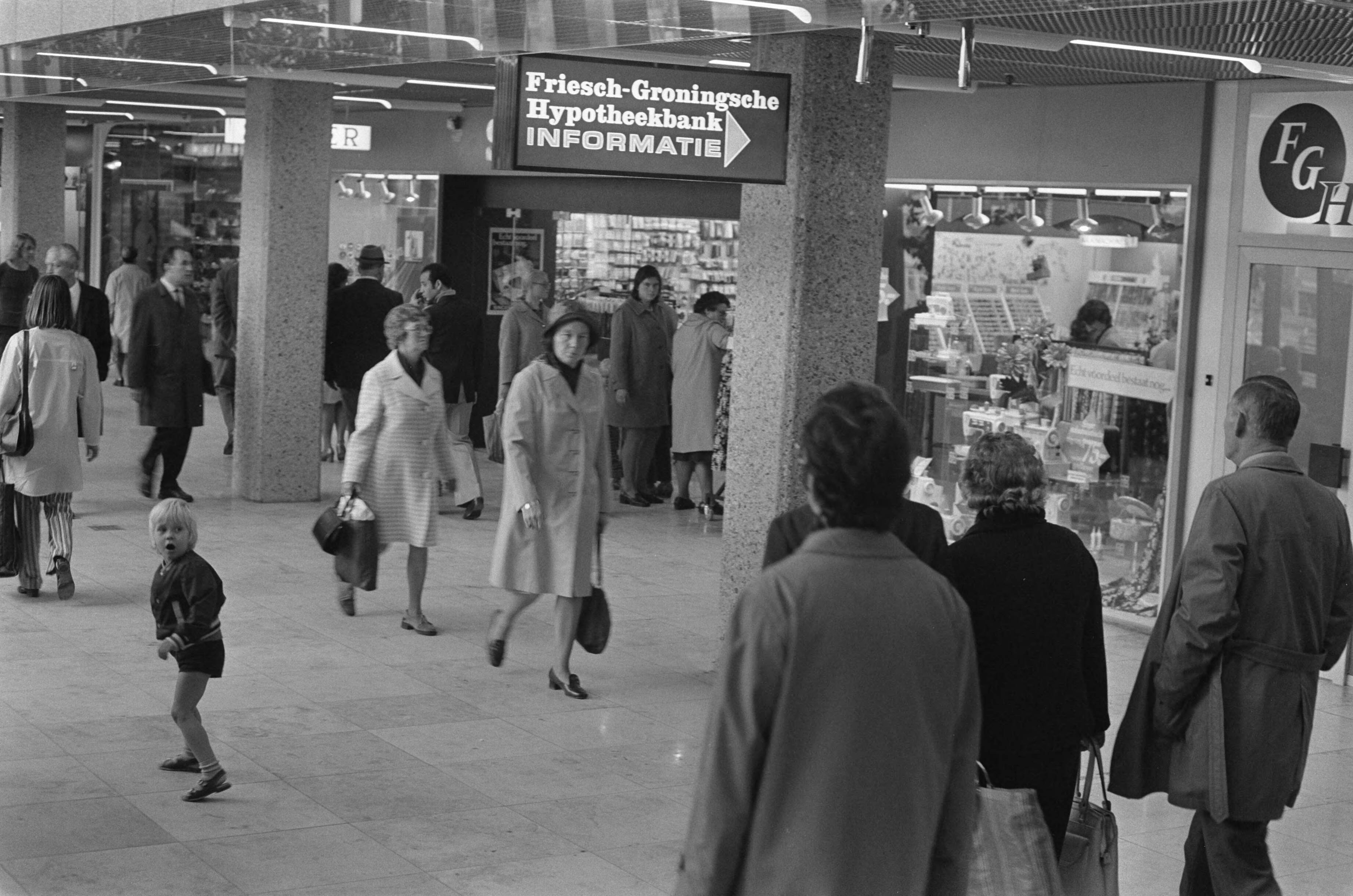 Fotocollectie Anefo — Utrecht, nieuw centrum Hoog Catharijne — Foto: Punt, W. / Anefo. Licentie: Set B: Rechtenvrij / Publiek Domein. Bron: Nationaal Archief. http://hdl.handle.net/10648/ac3874c6-d0b4-102d-bcf8-003048976d84
