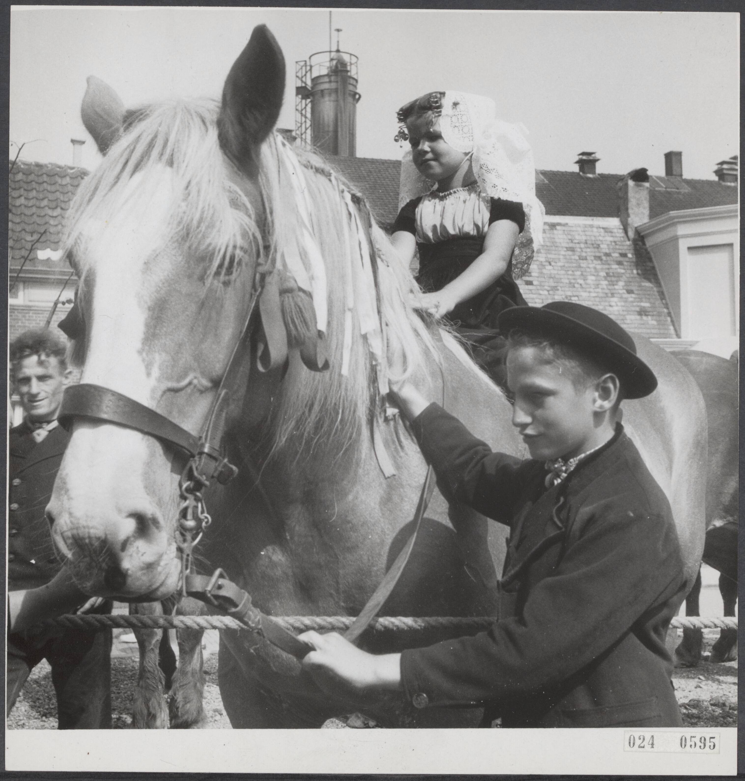 Fotocollectie Elsevier Binnenland — Ringsteken Middelburg. Bijschrift "Als vader niet rijdt passen de kinderen op vader z'n paard". — Foto: Noske, J.D. / Anefo. Licentie: Set B: Rechtenvrij / Publiek Domein. Bron: Nationaal Archief. http://hdl.handle.net/10648/add7e974-d0b4-102d-bcf8-003048976d84