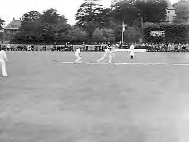 Fotocollectie Anefo — Cricket. Nederland tegen West-Indië — Foto: Noske, J.D. / Anefo. Licentie: Set B: Rechtenvrij / Publiek Domein. Bron: Nationaal Archief. http://hdl.handle.net/10648/a9633de4-d0b4-102d-bcf8-003048976d84