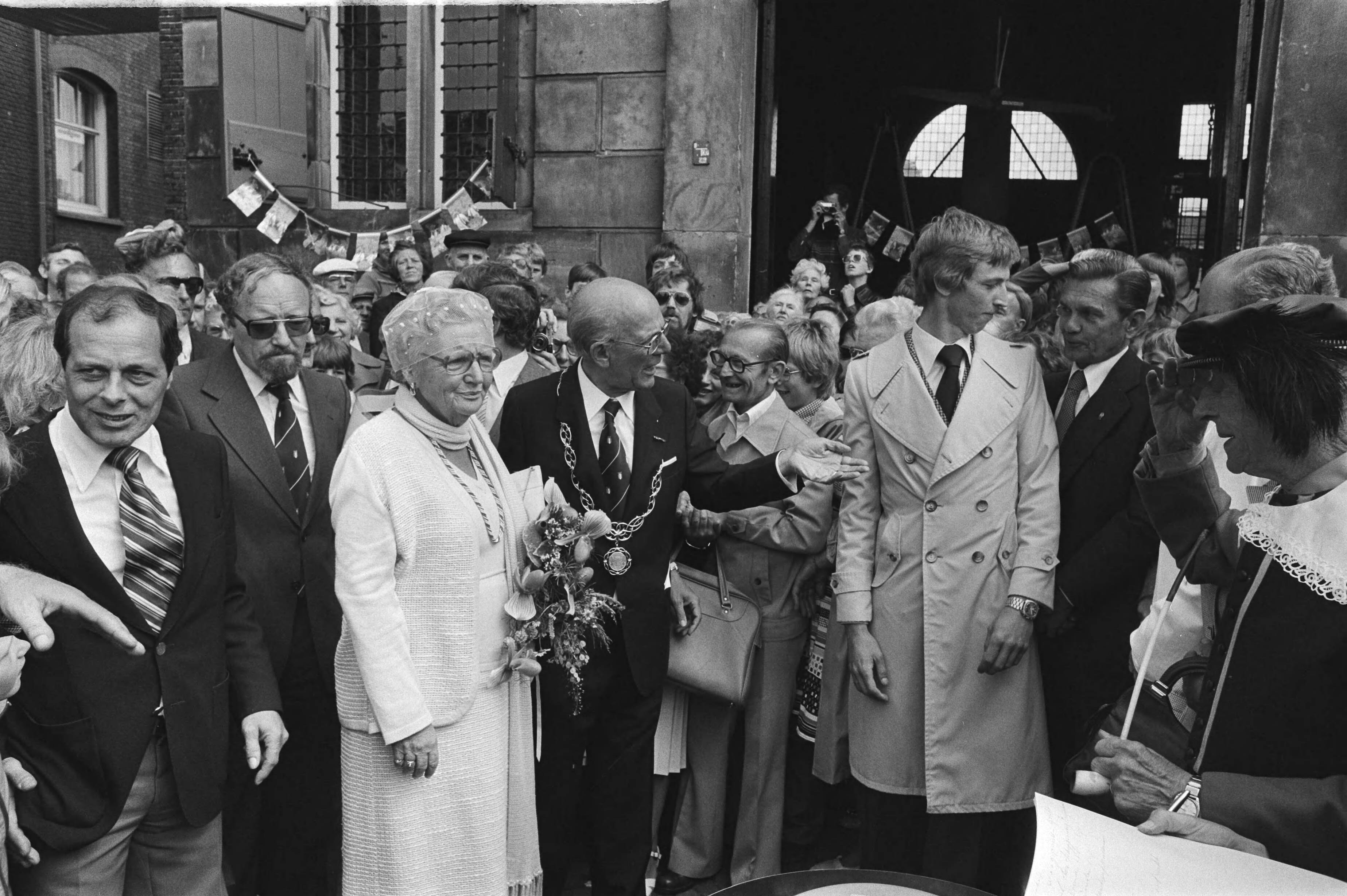 Koningin Juliana bezoekt Gouda — Koningin Juliana en burgemeester Van Hofwegen — Foto: Verhoeff, Bert / Anefo. Licentie: Set B: Rechtenvrij / Publiek Domein. Bron: Nationaal Archief. http://hdl.handle.net/10648/acb5a626-d0b4-102d-bcf8-003048976d84
