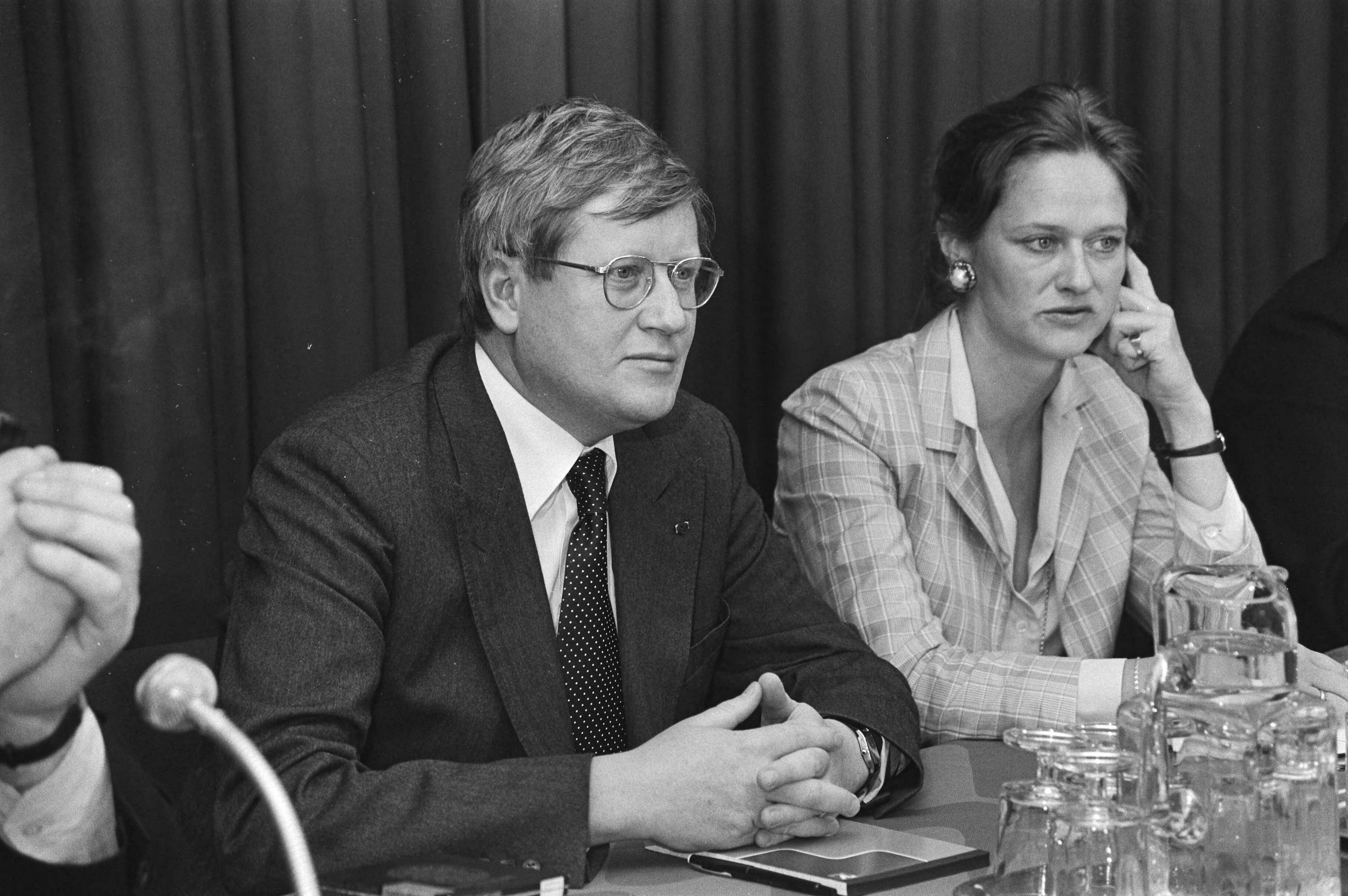 Partijraad VVD Utrecht — Wiegel (links) en vice-voorzitter mevrouw Van Raalte-Tuijnman — Foto: Dijk, Hans van / Anefo. Licentie: Set B: Rechtenvrij / Publiek Domein. Bron: Nationaal Archief. http://hdl.handle.net/10648/ad043354-d0b4-102d-bcf8-003048976d84