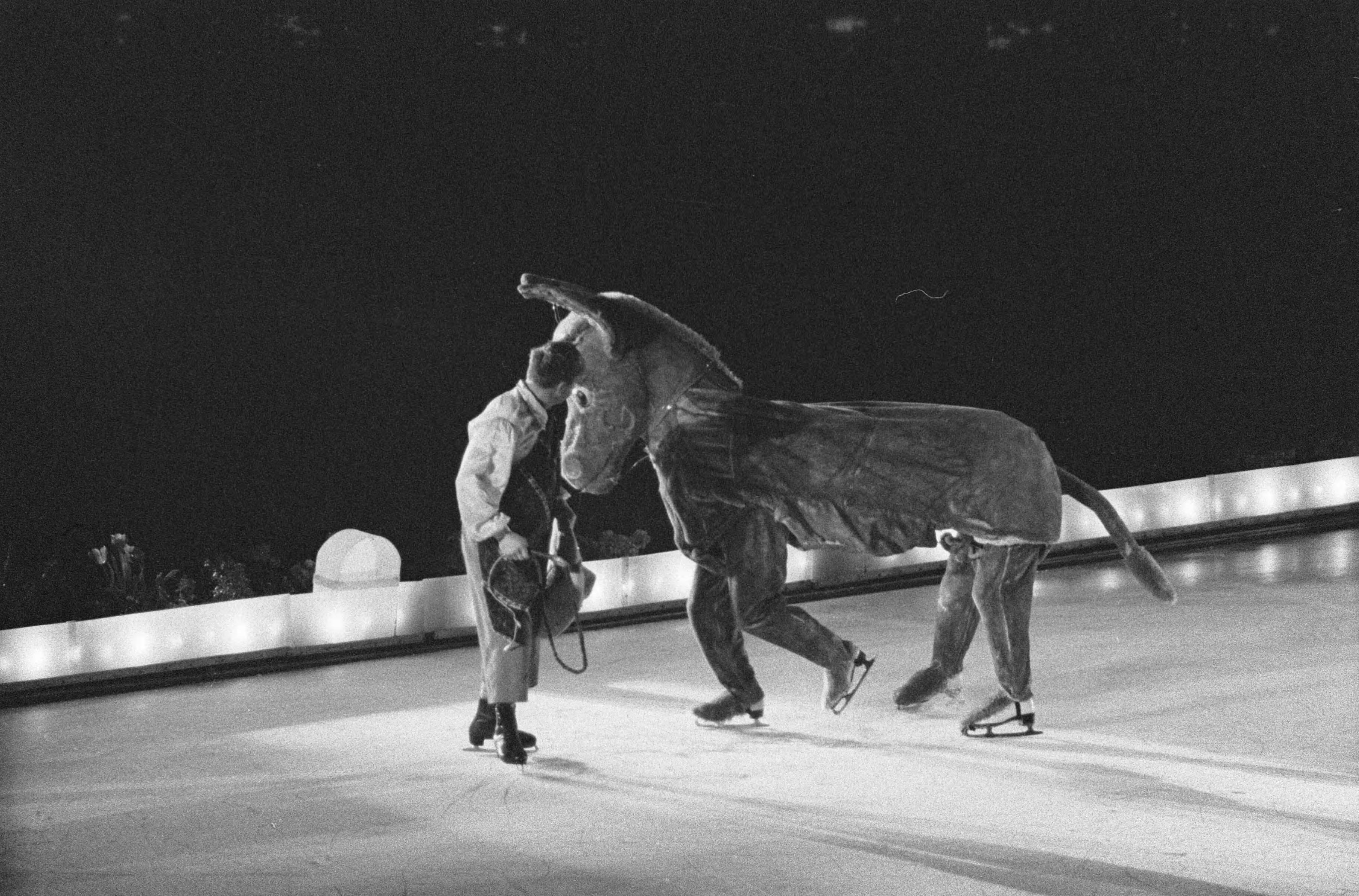 Fotocollectie Anefo — Optreden van de Weense IJsrevue in de Expohal te Hilversum — Foto: Pot, Harry / Anefo. Licentie: Set B: Rechtenvrij / Publiek Domein. Bron: Nationaal Archief. http://hdl.handle.net/10648/a9ca0c2c-d0b4-102d-bcf8-003048976d84