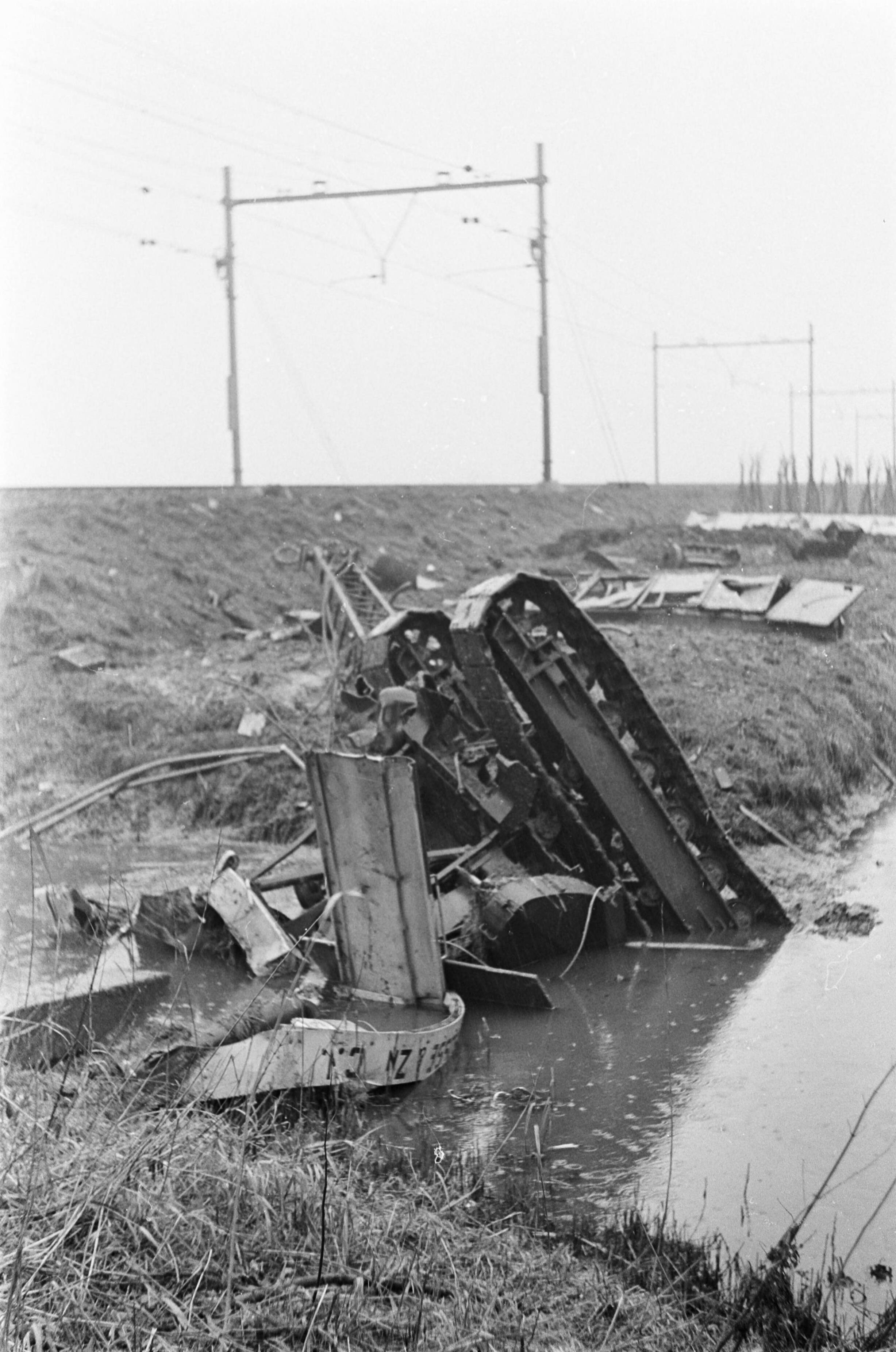 Fotocollectie Anefo — Treinongeluk bij Zoetermeer. De dragline waar trein tegen botste — Foto: Evers, Joost / Anefo. Licentie: Set B: Rechtenvrij / Publiek Domein. Bron: Nationaal Archief. http://hdl.handle.net/10648/ab31a200-d0b4-102d-bcf8-003048976d84