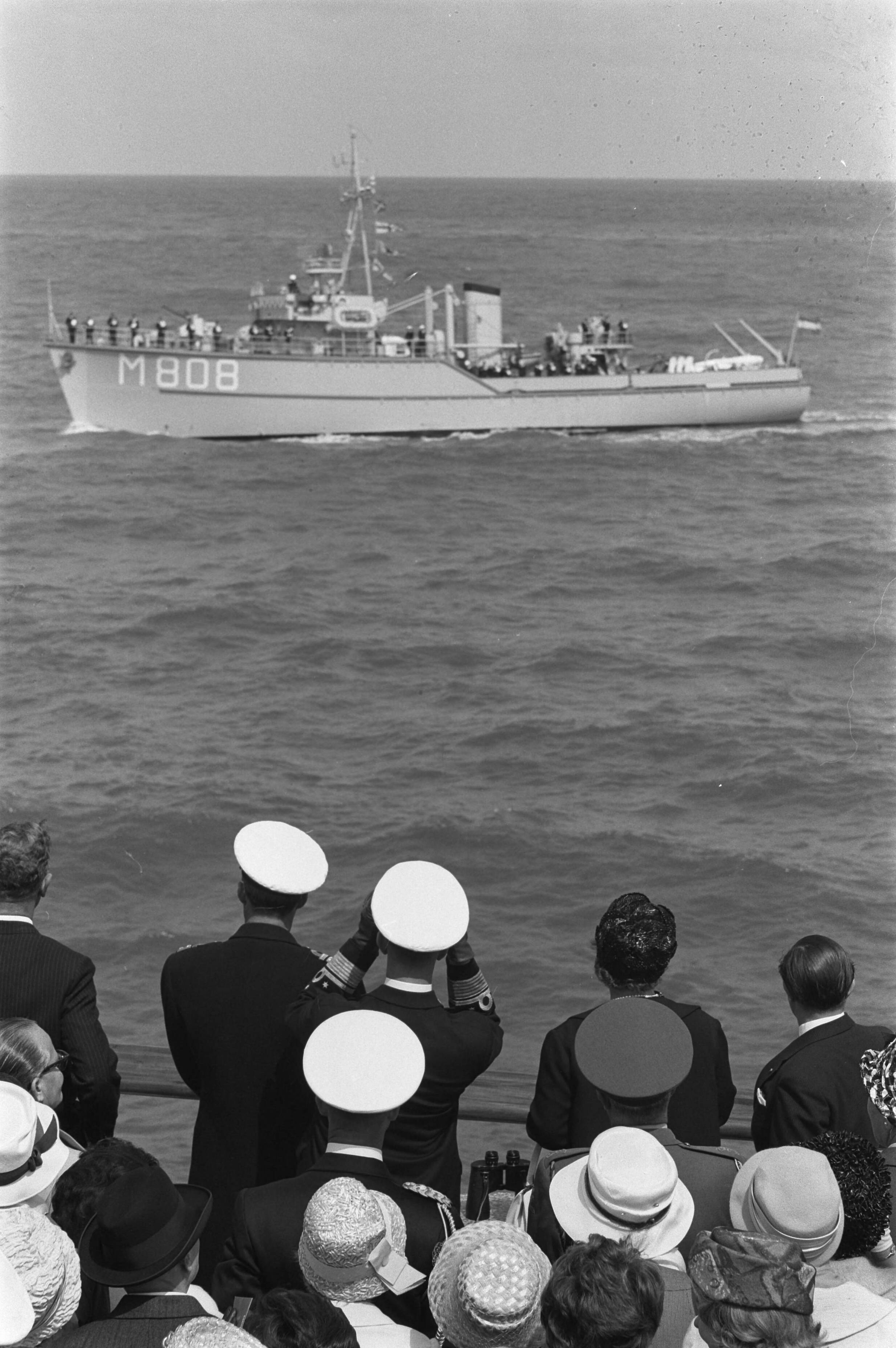 Fotocollectie Anefo — Vlootschouw bij de Scheveningse Pier. Koningin en prins op de Pier. Voorbijvaren van Hr. Ms. mijnenveger "Axel" (M808) — Foto: Pot, Harry / Anefo. Licentie: Set B: Rechtenvrij / Publiek Domein. Bron: Nationaal Archief. http://hdl.handle.net/10648/a9db9ba4-d0b4-102d-bcf8-003048976d84