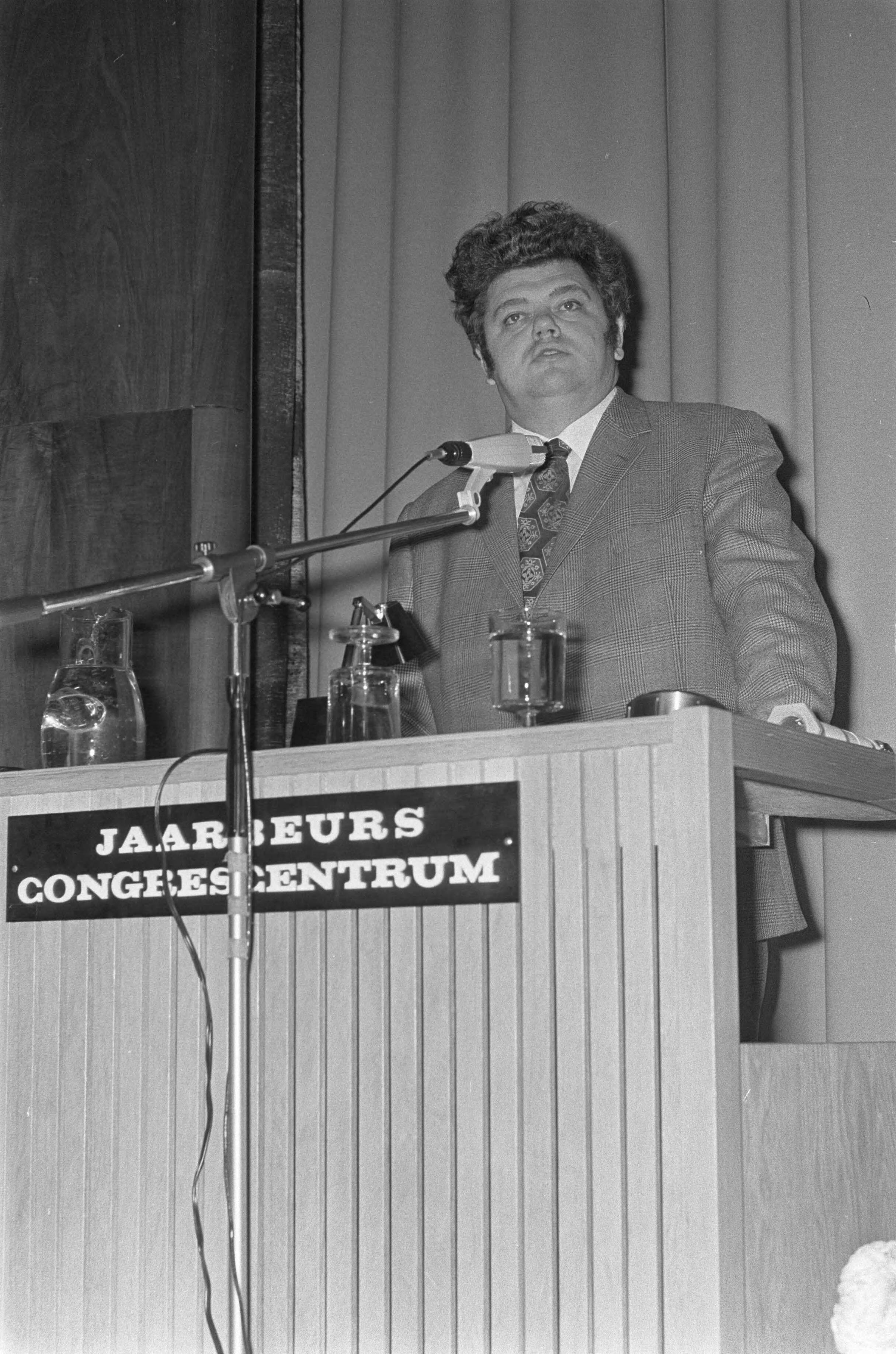 Fotocollectie Anefo — ANWB Recreatiedag, Utrecht, Vonhoff aan het woord — Foto: Punt, W. / Anefo. Licentie: Set B: Rechtenvrij / Publiek Domein. Bron: Nationaal Archief. http://hdl.handle.net/10648/abd9a70c-d0b4-102d-bcf8-003048976d84