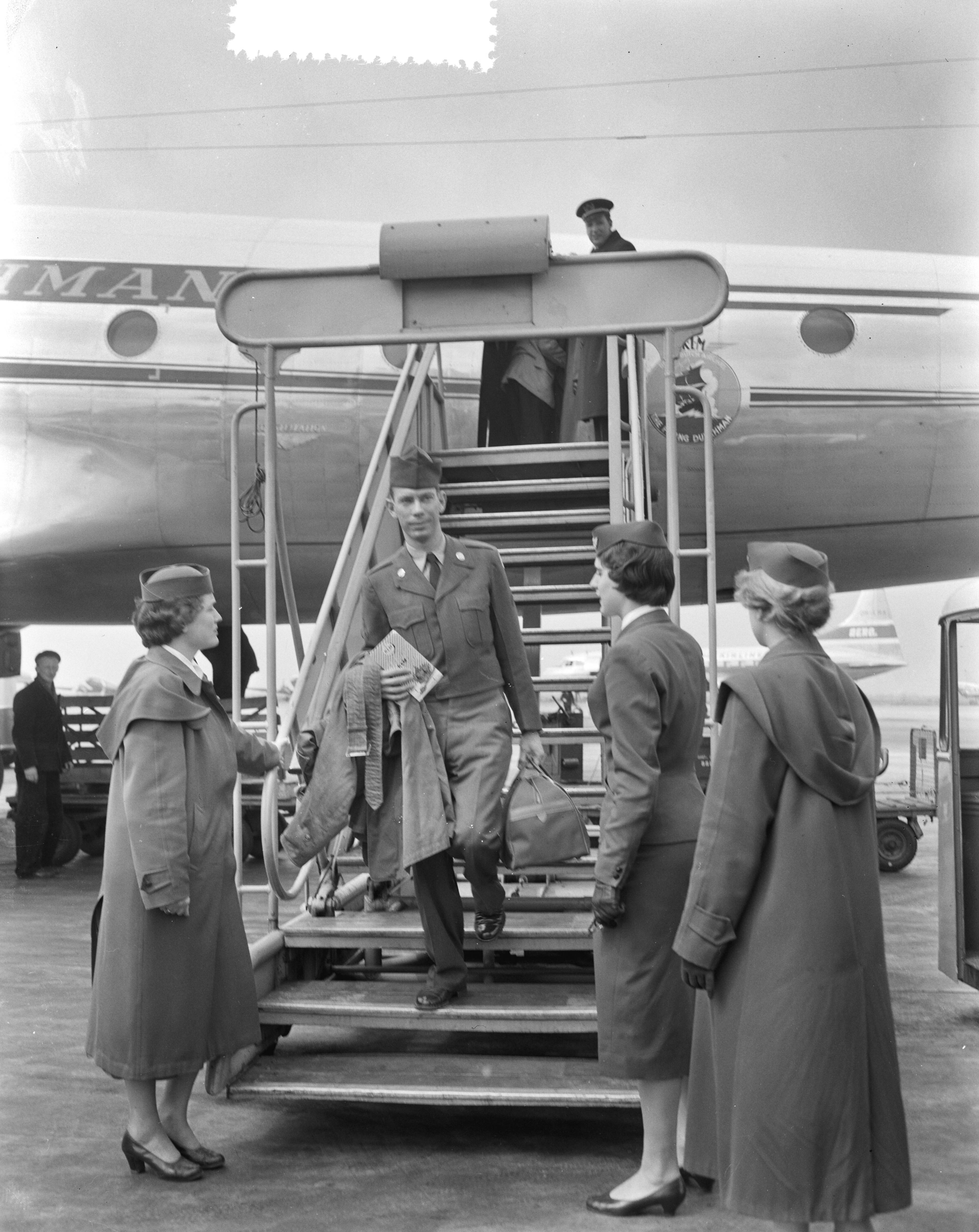 Fotocollectie Anefo — Aankomst John Jung op Schiphol voor de begrafenis van zijn vader, Leon Jungschläger die stierf tijden een proces in Jakarta over vermeende subversieve acties tegen de Indonesische overheid. — Foto: Pot, Harry / Anefo. Licentie: Set B: Rechtenvrij / Publiek Domein. Bron: Nationaal Archief. http://hdl.handle.net/10648/a9473068-d0b4-102d-bcf8-003048976d84