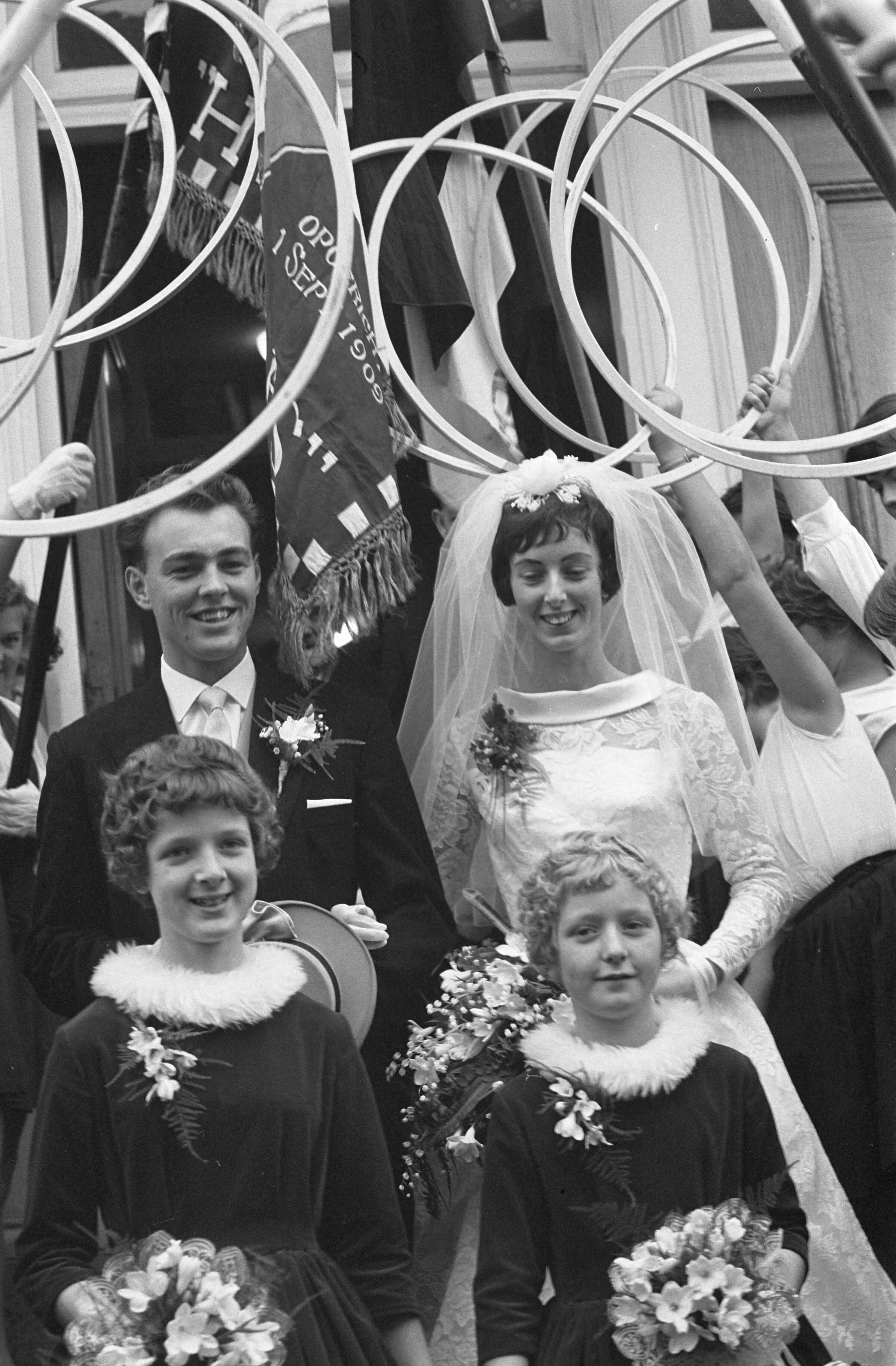 Fotocollectie Anefo — Huwelijk van turnster Ria van Velsen met Thijs Rietveld in Bodegraven — Foto: Rossem, Wim van / Anefo. Licentie: Set B: Rechtenvrij / Publiek Domein. Bron: Nationaal Archief. http://hdl.handle.net/10648/a9f030be-d0b4-102d-bcf8-003048976d84