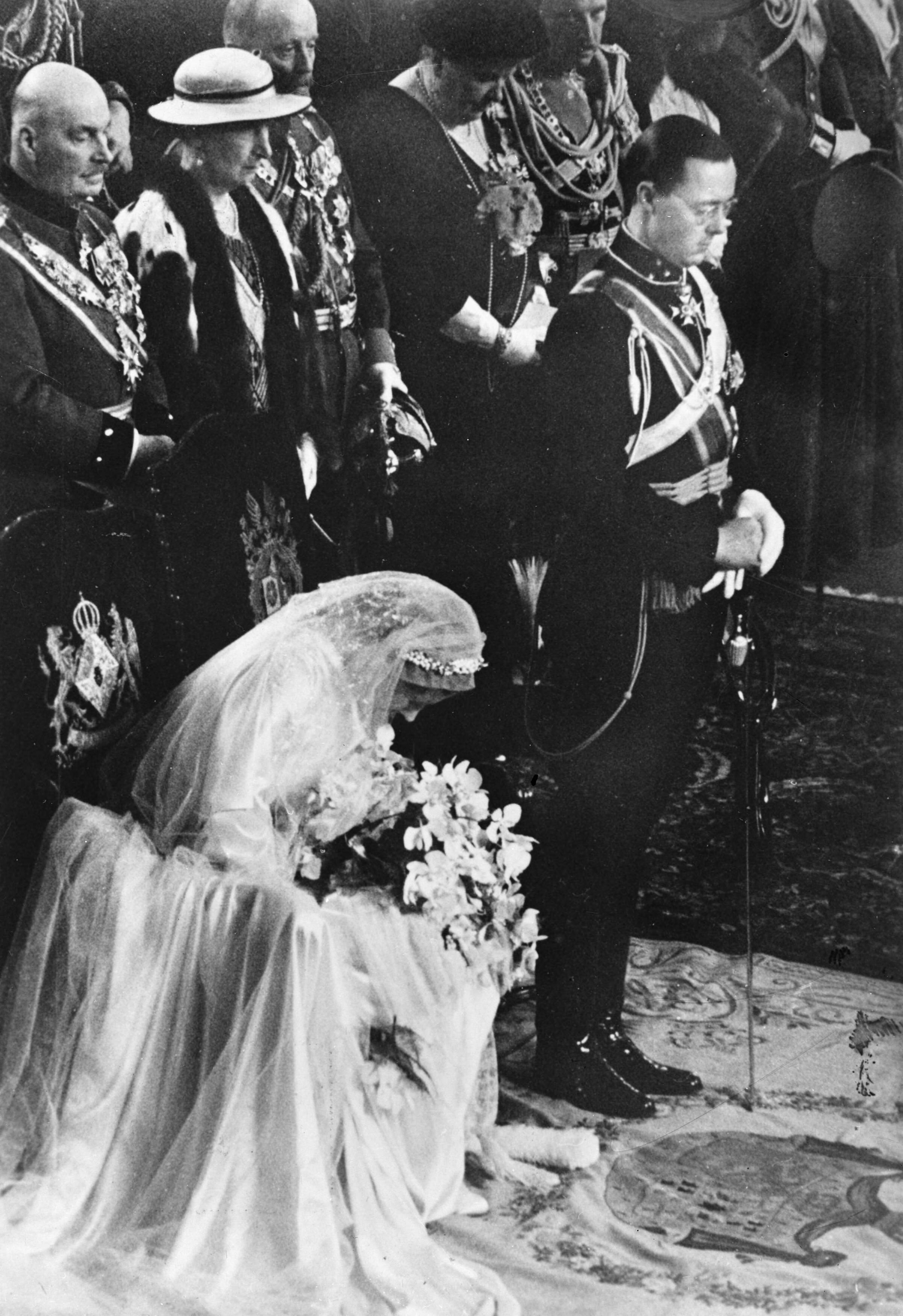 Fotocollectie RVD / Koninklijk Huis — Huwelijk prinses Juliana en prins Bernhard in de Grote of St. Jacobskerk in Den Haag, donderdag 7 januari 1937 — Foto: Rousel (repro) / RVD. Licentie: Set B: Rechtenvrij / Publiek Domein. Bron: Nationaal Archief. http://hdl.handle.net/10648/afb5dc92-d0b4-102d-bcf8-003048976d84