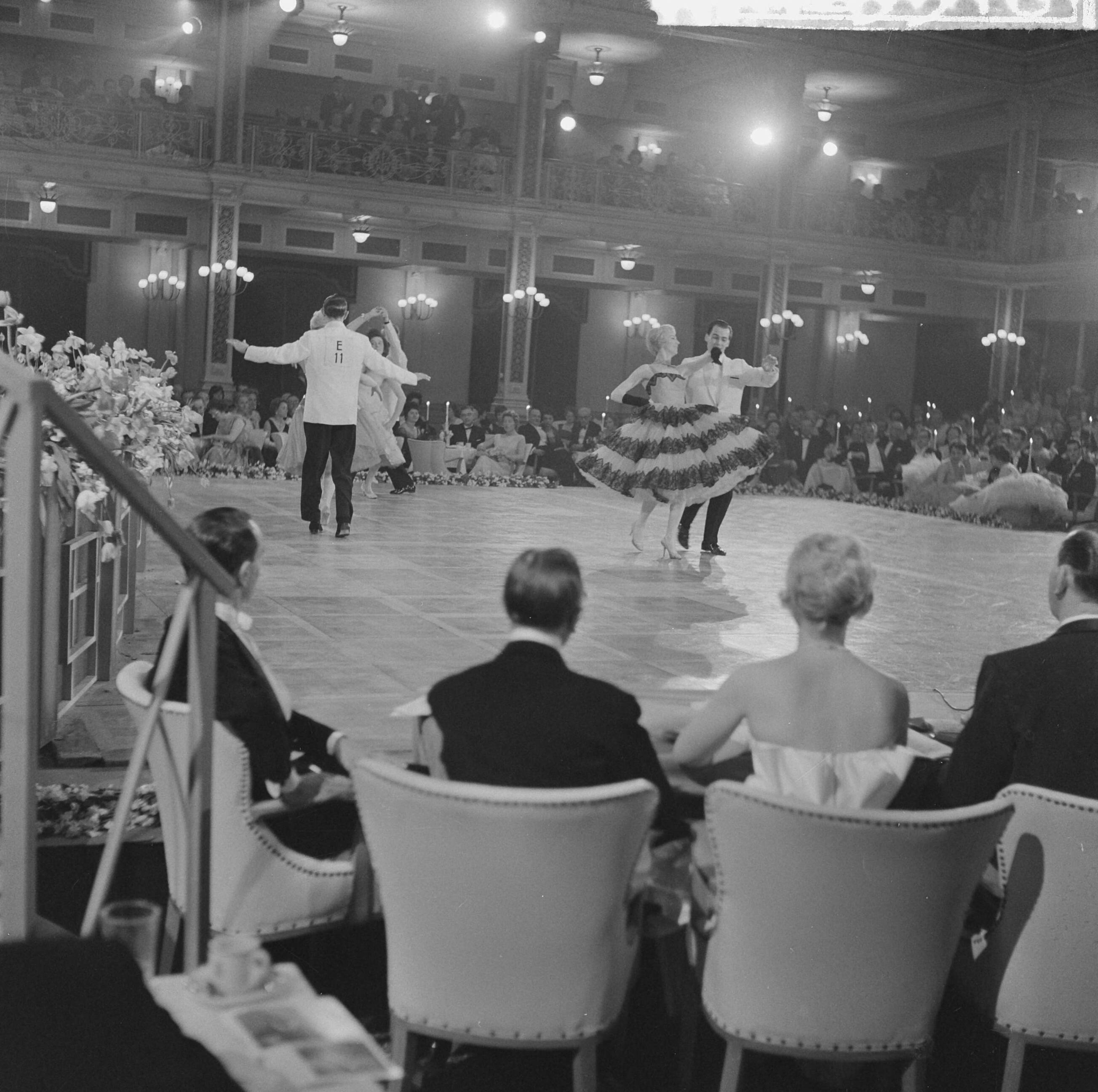 Fotocollectie Anefo — Avro's Europees Danstoernooi in het Kurhaus te Scheveningen — Foto: Behrens, Herbert F. / Anefo. Licentie: Set B: Rechtenvrij / Publiek Domein. Bron: Nationaal Archief. http://hdl.handle.net/10648/a9d144f6-d0b4-102d-bcf8-003048976d84
