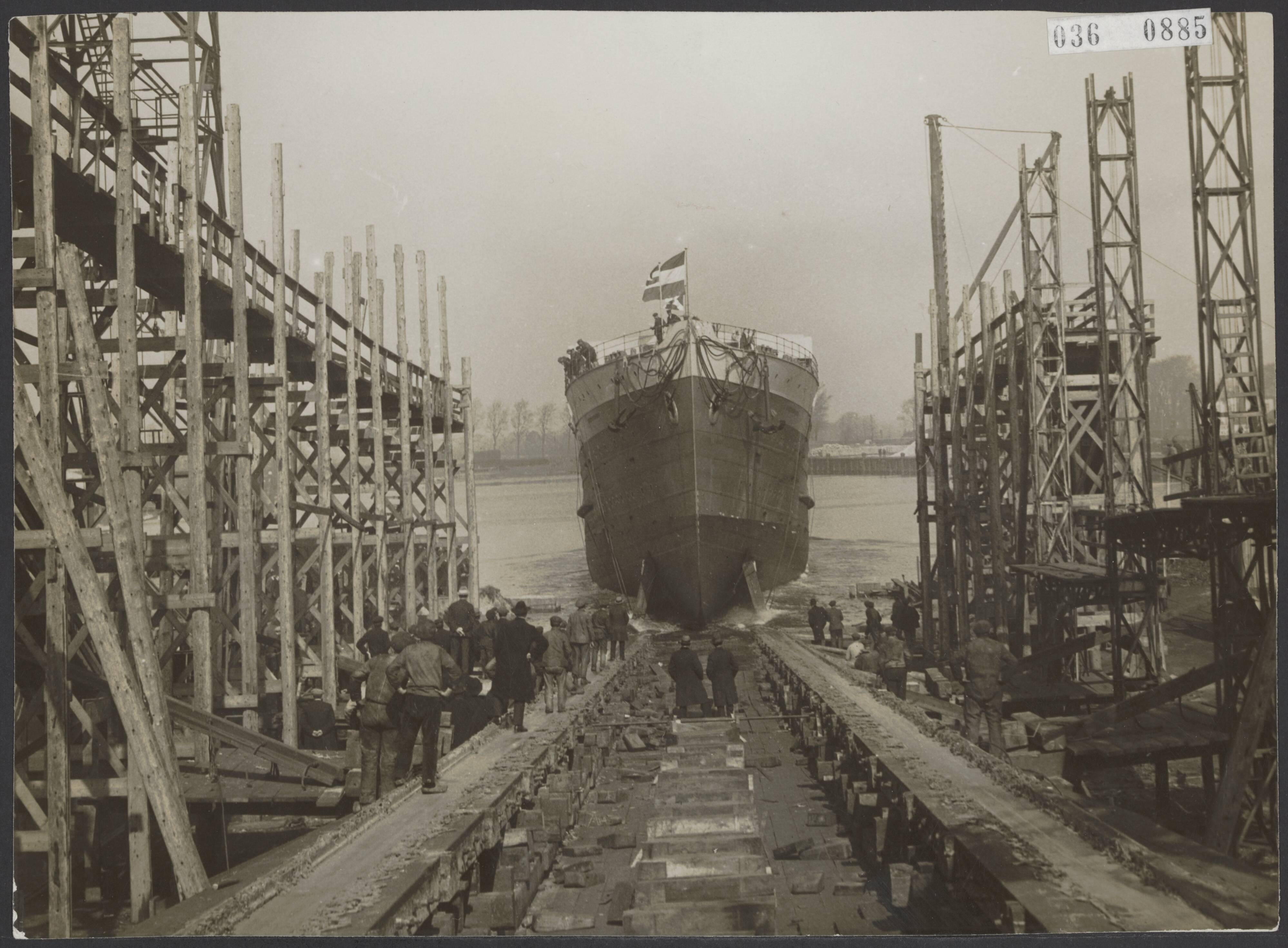 Fotocollectie Elsevier Binnenland — Tewaterlating van het s.s. "Mecklenburg" bij de Koninklijk Mij. "De Schelde" te Vlissingen — Foto: N.V. Vereenigde Fotobureaux. Licentie: Set B: Rechtenvrij / Publiek Domein. Bron: Nationaal Archief. http://hdl.handle.net/10648/aded22bc-d0b4-102d-bcf8-003048976d84
