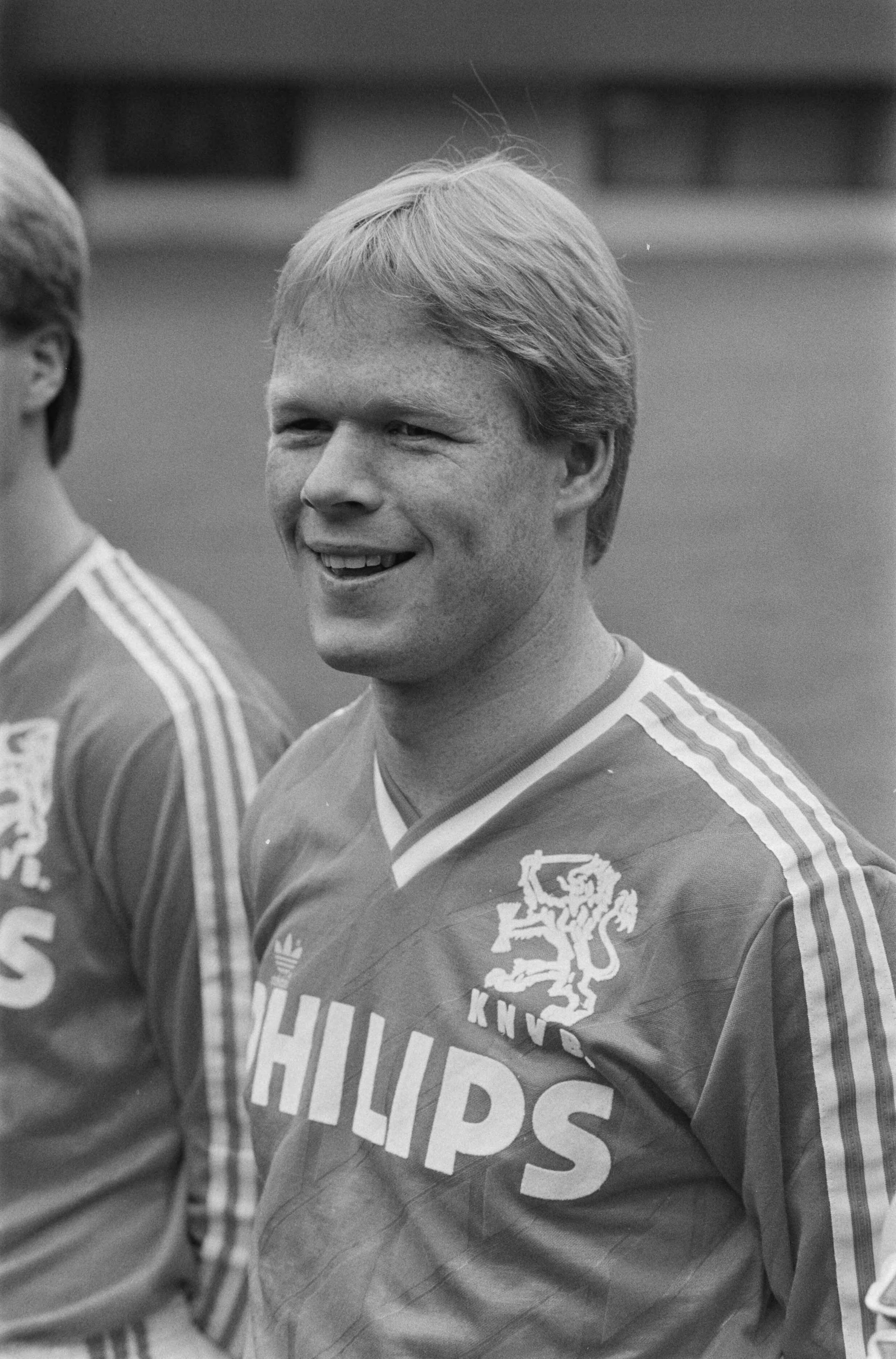 Fotocollectie Anefo — Selectie Nederlands elftal in Zeist; 6a, 7a: Hans van Breukelen , 8a, 9a: Ronald Koeman — Foto: Croes, Rob C. / Anefo. Licentie: Set B: Rechtenvrij / Publiek Domein. Bron: Nationaal Archief. http://hdl.handle.net/10648/ad69771e-d0b4-102d-bcf8-003048976d84