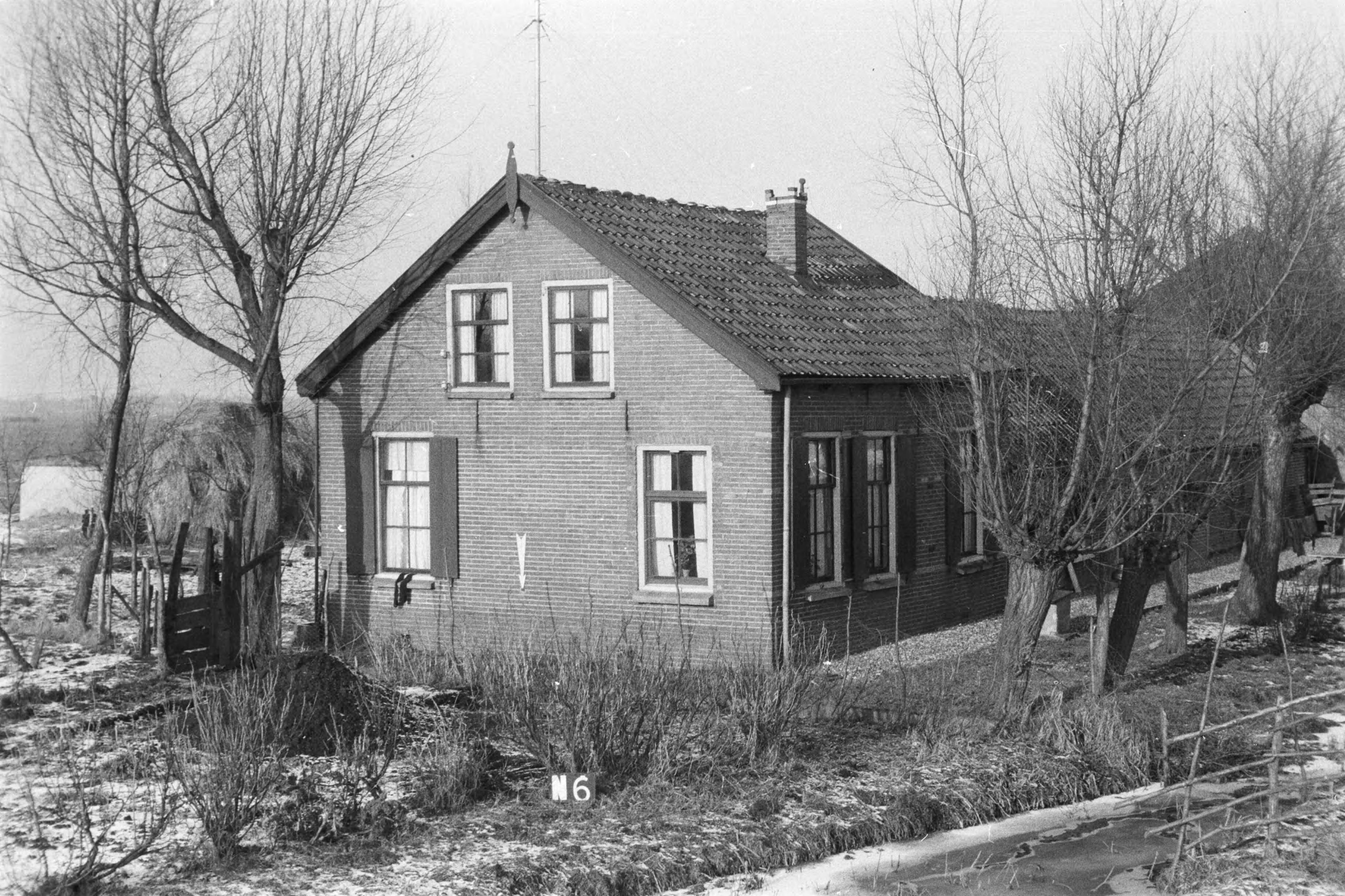 Vaste Punten Cultuurtechnische Dienst — Huis te Noorden of Nieuwkoop (ruilverkaveling Zegveld) — Foto: Fotograaf Onbekend / Heidemij. Licentie: Set B: Rechtenvrij / Publiek Domein. Bron: Nationaal Archief. http://hdl.handle.net/10648/ae928630-d0b4-102d-bcf8-003048976d84