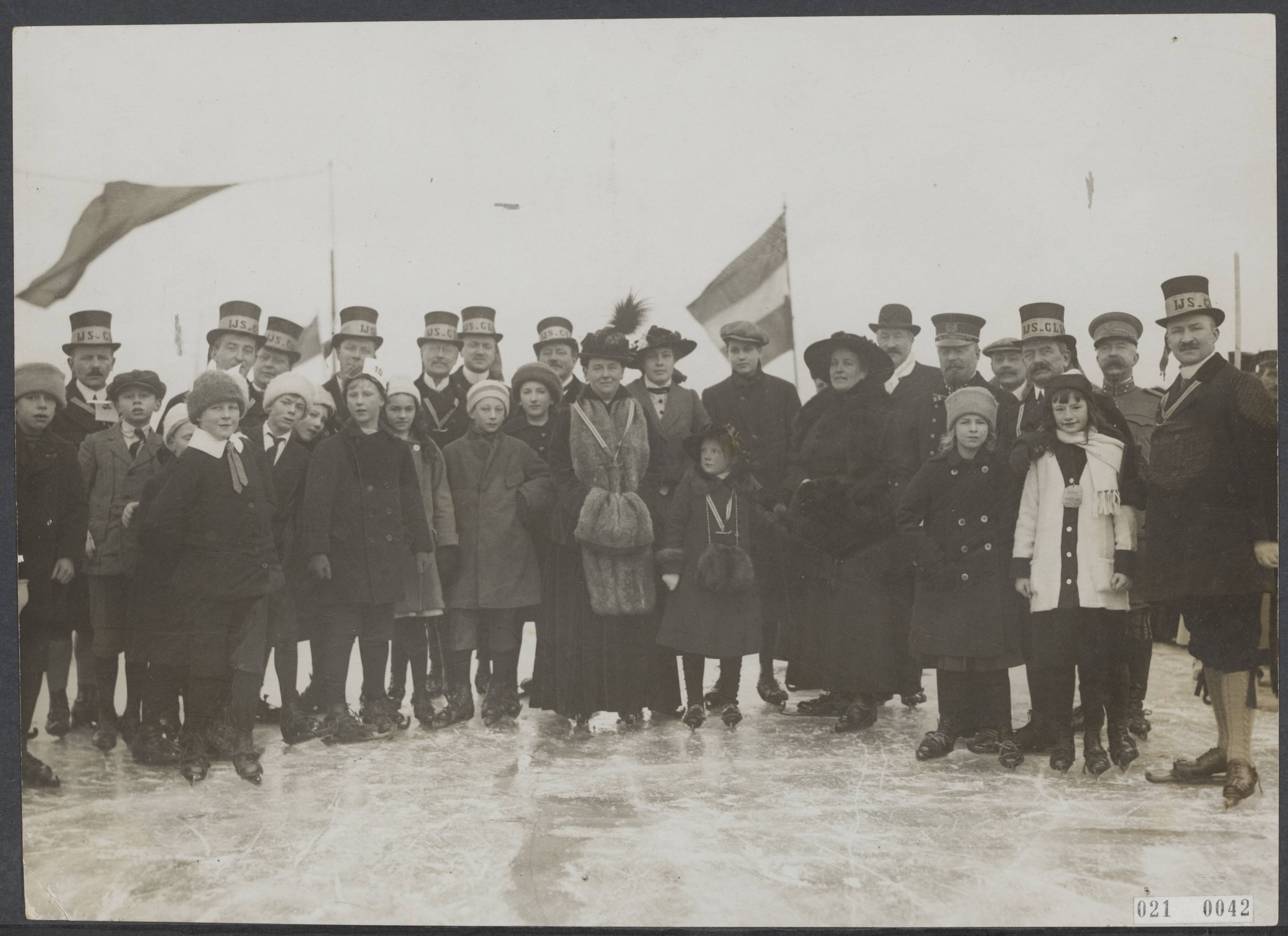 Fotocollectie Elsevier Binnenland — Koningin Wilhelmina en prinses Juliana op de ijsbaan te Leeuwarden — Foto: Fotopersbureau "Holland". Licentie: Set B: Rechtenvrij / Publiek Domein. Bron: Nationaal Archief. http://hdl.handle.net/10648/adcdeab4-d0b4-102d-bcf8-003048976d84