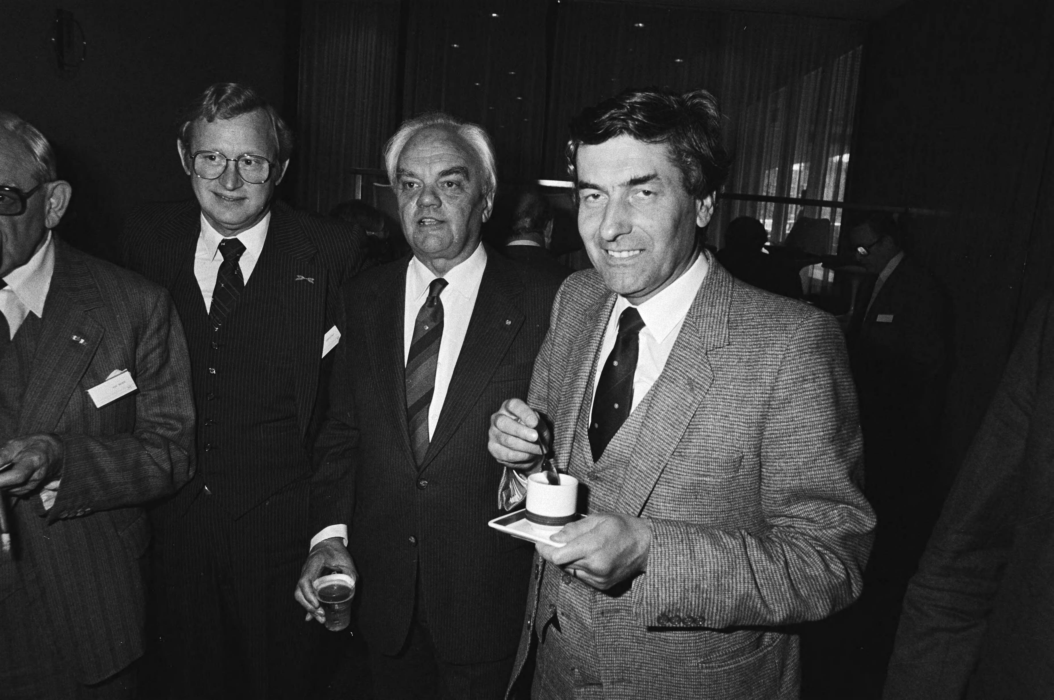 Fotocollectie Anefo — Openbare ledenvergadering Nederlandse Christelijk Werkgeversverbond in Jaarbeurs in Utrecht — Foto: Antonisse, Marcel / Anefo. Licentie: Set B: Rechtenvrij / Publiek Domein. Bron: Nationaal Archief. http://hdl.handle.net/10648/acfb3f1a-d0b4-102d-bcf8-003048976d84
