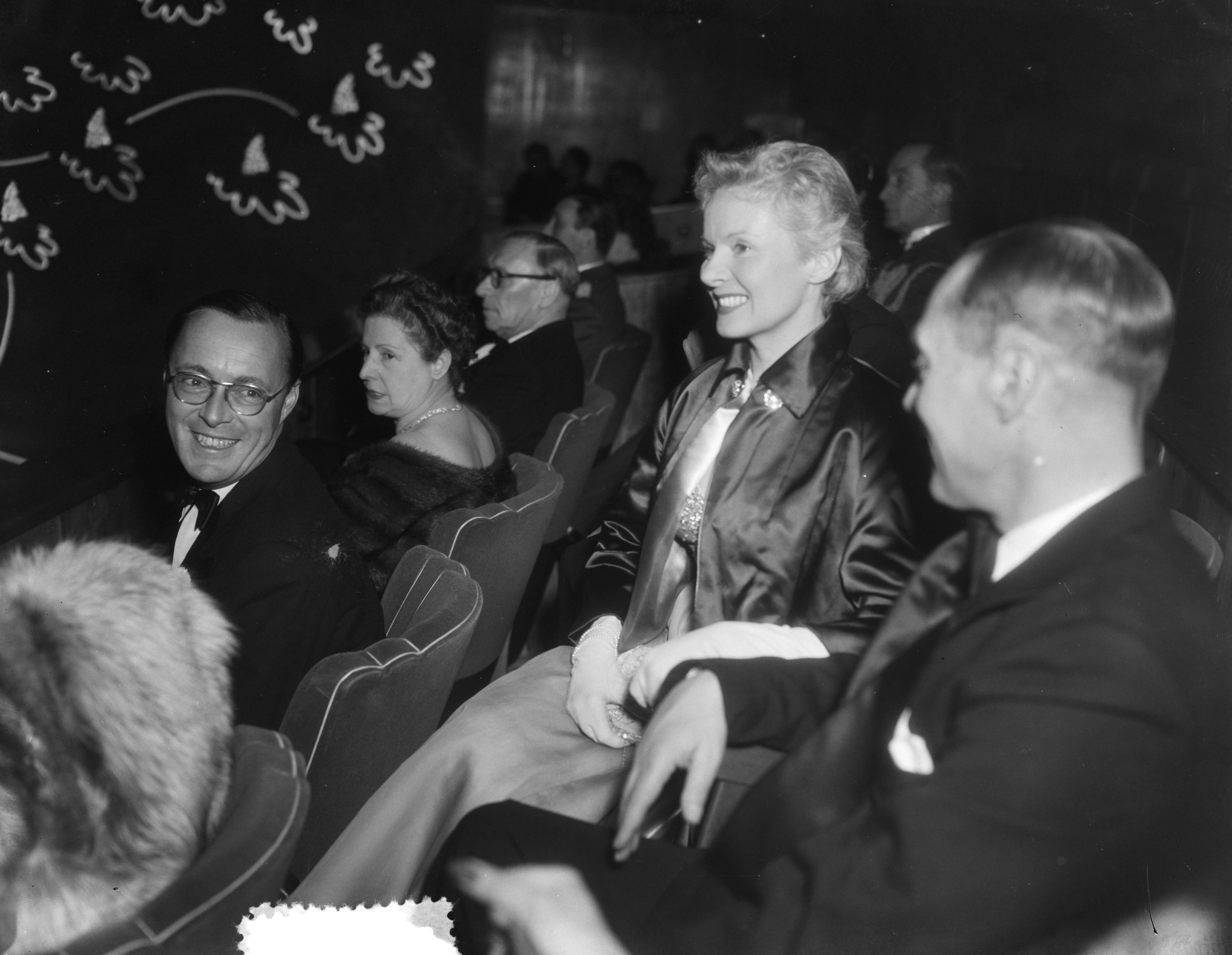 Fotocollectie Anefo — Filmster Ann Todd in bioscoop te Den Haag bij première van de film "The Sound Barrier" in aanwezigheid van prins Bernhard — Foto: Pot, Harry / Anefo. Licentie: Set B: Rechtenvrij / Publiek Domein. Bron: Nationaal Archief. http://hdl.handle.net/10648/a90421ec-d0b4-102d-bcf8-003048976d84