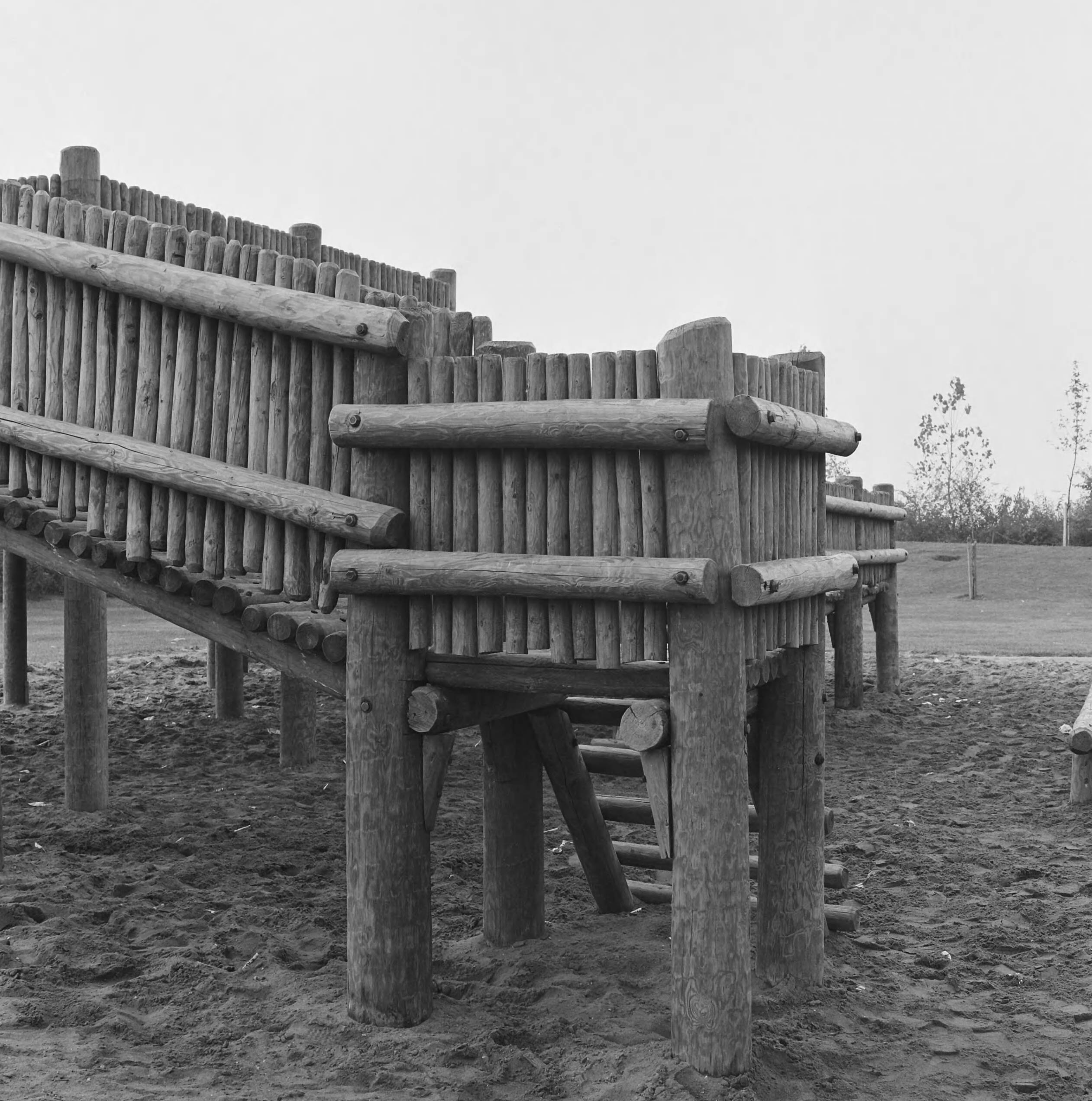 Fotocollectie Nederlandse Heidemaatschappij — Zoetermeer. Speelwerktuigen rond flats — Foto: Fotograaf Onbekend / Heidemij. Licentie: Set B: Rechtenvrij / Publiek Domein. Bron: Nationaal Archief. http://hdl.handle.net/10648/ae8351ce-d0b4-102d-bcf8-003048976d84