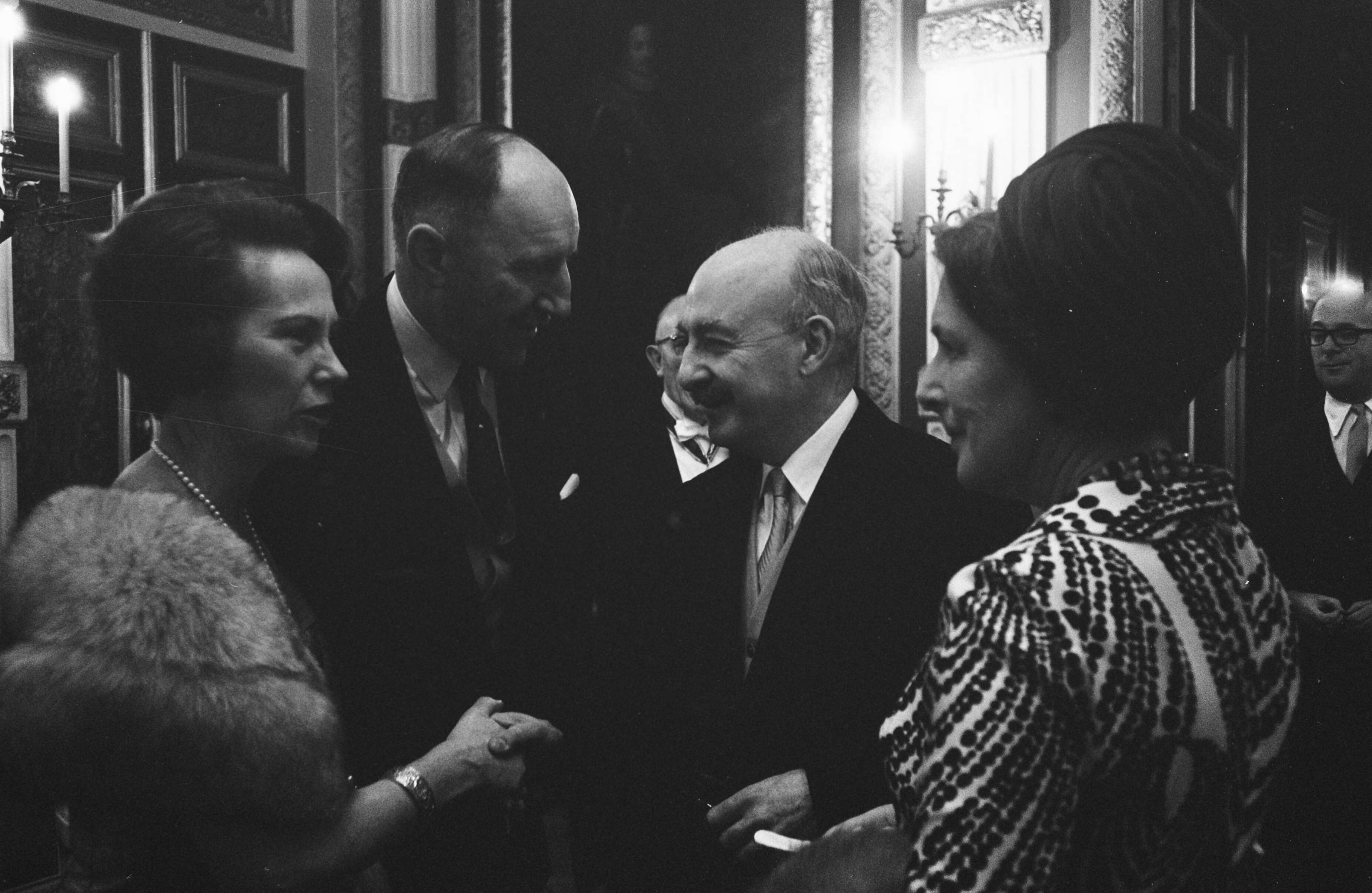 Fotocollectie Anefo — Nieuwjaarsreceptie minister Luns in Treveszaal Den Haag ernstige minister Luns in gesprek met Israelische ambassadeur, de heer Arad — Foto: Koch, Eric / Anefo. Licentie: Set B: Rechtenvrij / Publiek Domein. Bron: Nationaal Archief. http://hdl.handle.net/10648/ab59dd24-d0b4-102d-bcf8-003048976d84