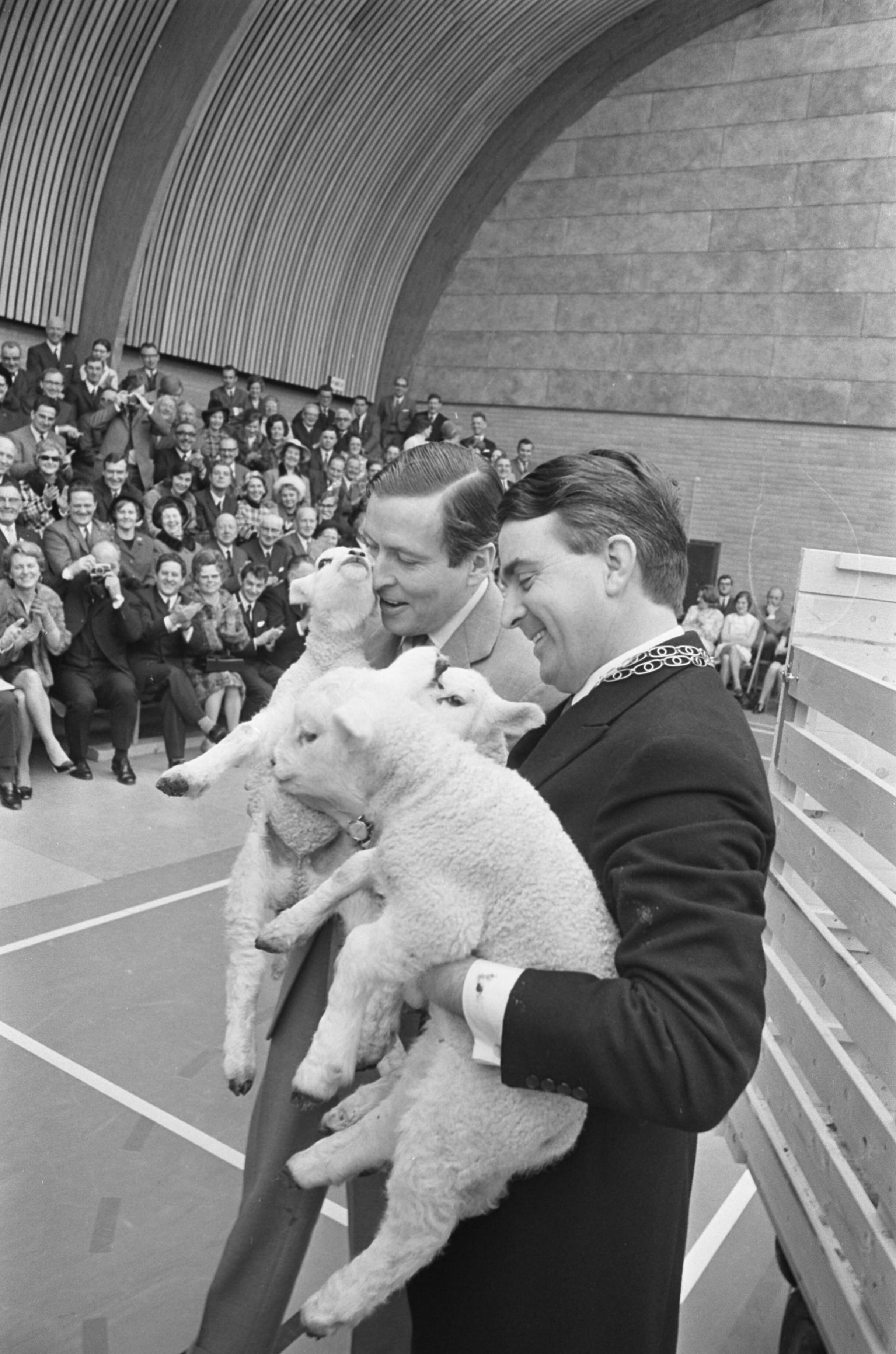 Fotocollectie Anefo — Prins Claus opende de sport- en cultuurcentrum "De Jager bij Andel, Giessen, Rijswijk. Claus met hem aangeboden lammeren, recht burgemeester mr. J. N. Scholten / — Foto: Verhoeff, Bert / Anefo. Licentie: Set B: Rechtenvrij / Publiek Domein. Bron: Nationaal Archief. http://hdl.handle.net/10648/ab8fe2fc-d0b4-102d-bcf8-003048976d84