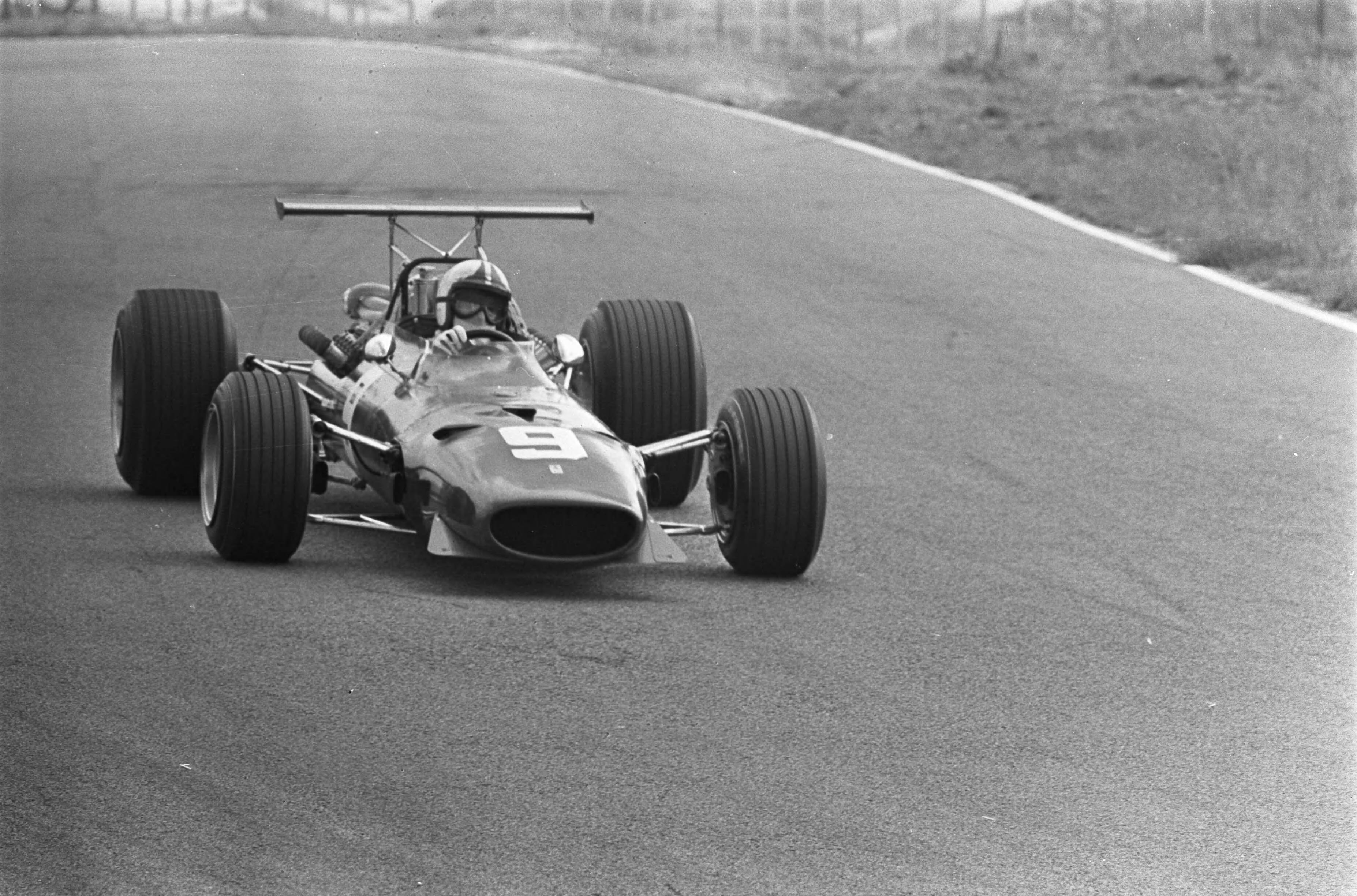 Fotocollectie Anefo — Grand Prix 68 Zandvoort .Chris Amon (Ferrari) — Foto: Evers, Joost / Anefo. Licentie: Set B: Rechtenvrij / Publiek Domein. Bron: Nationaal Archief. http://hdl.handle.net/10648/ab450ce6-d0b4-102d-bcf8-003048976d84