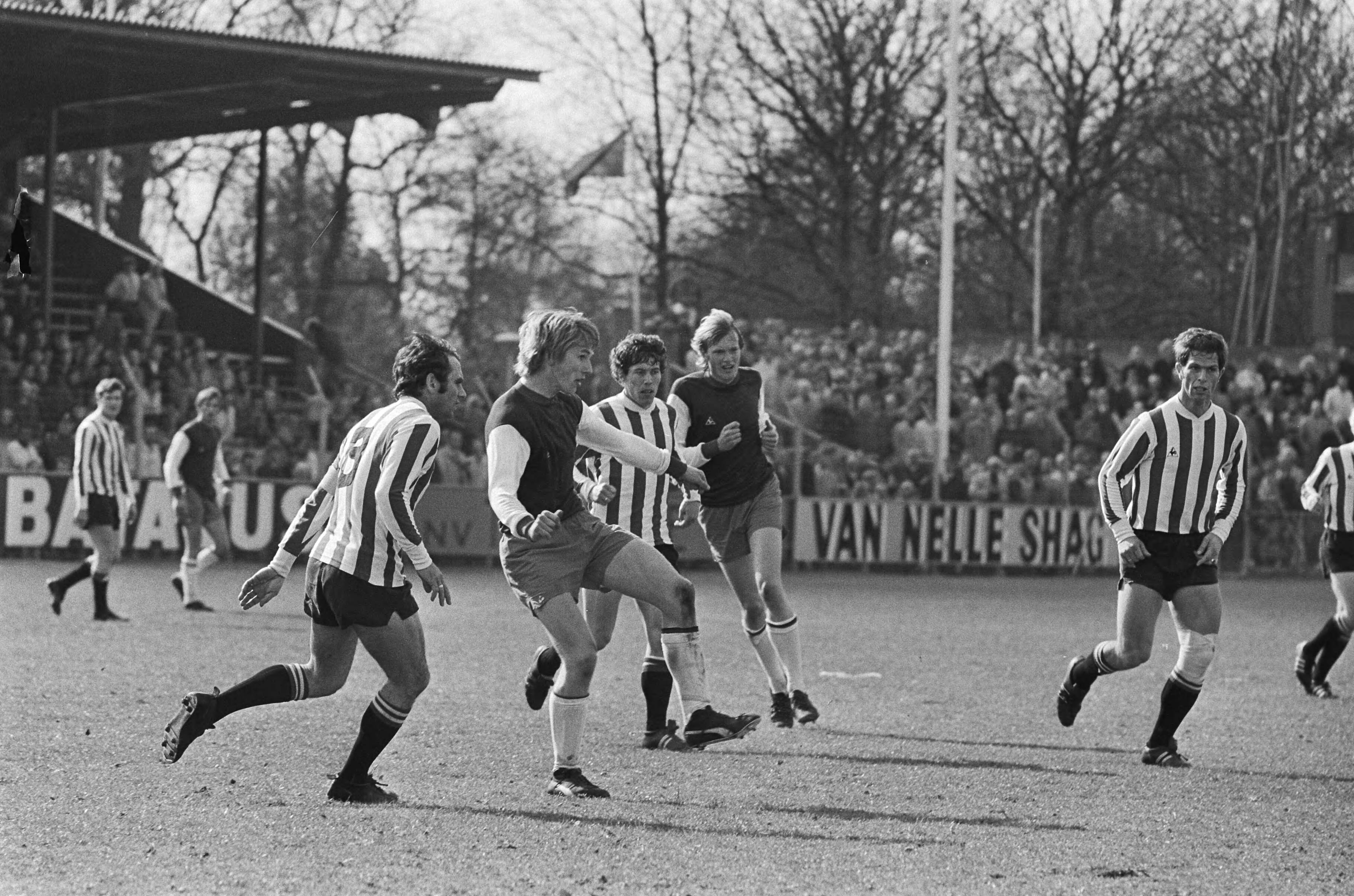 Voetbalwedstrijd eredivisie Haarlem - PSV: 1-3 — Spelmoment — Foto: Fotograaf Onbekend / Anefo. Licentie: Set B: Rechtenvrij / Publiek Domein. Bron: Nationaal Archief. http://hdl.handle.net/10648/abbcb94e-d0b4-102d-bcf8-003048976d84