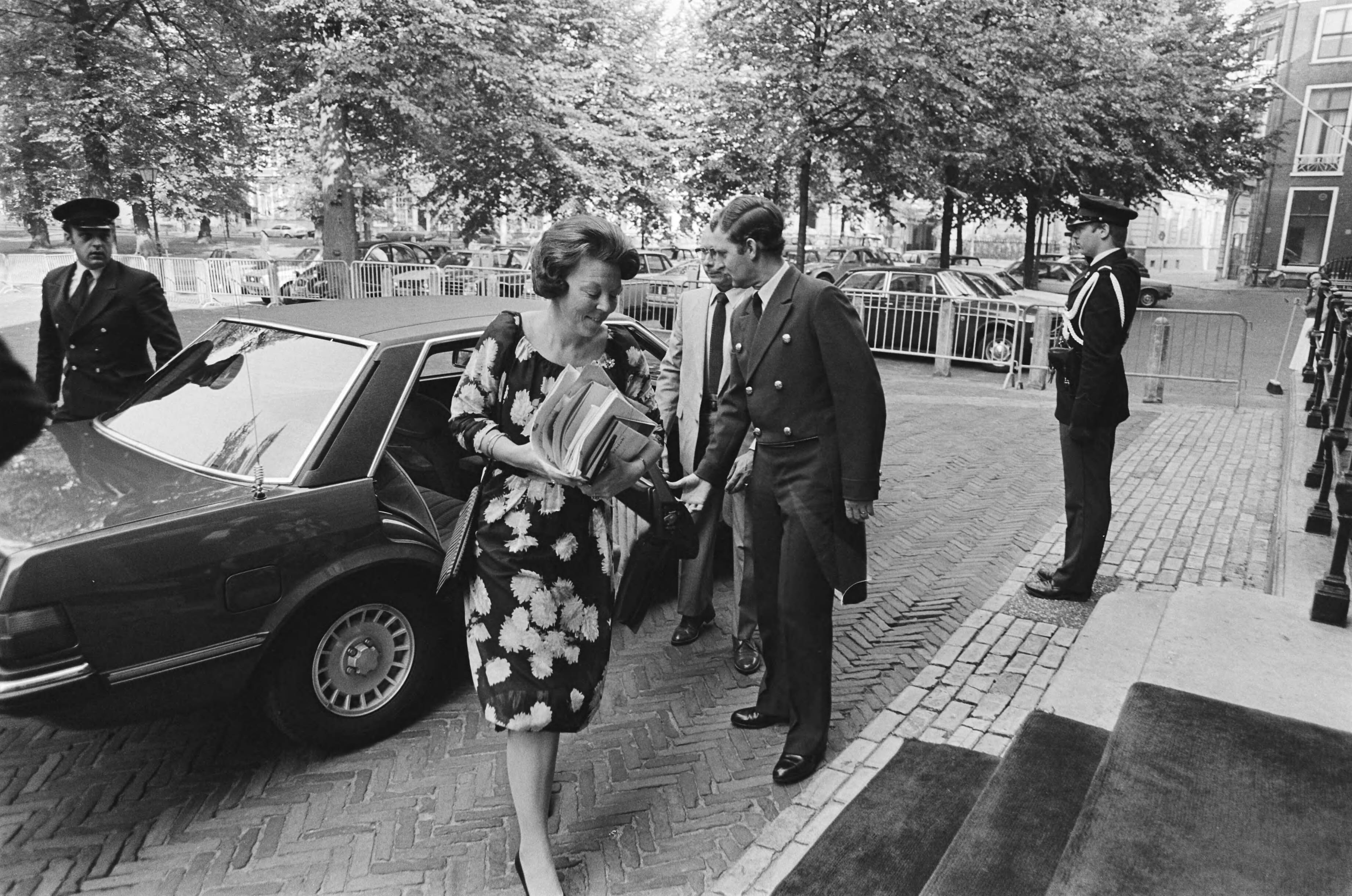 Fotocollectie Anefo — Informateurs brengen dagelijks verslag uit bij de Koningin op Paleis Lange Voorhout in Den Haag ; — Foto: Antonisse, Marcel / Anefo. Licentie: Set B: Rechtenvrij / Publiek Domein. Bron: Nationaal Archief. http://hdl.handle.net/10648/acffaeb0-d0b4-102d-bcf8-003048976d84