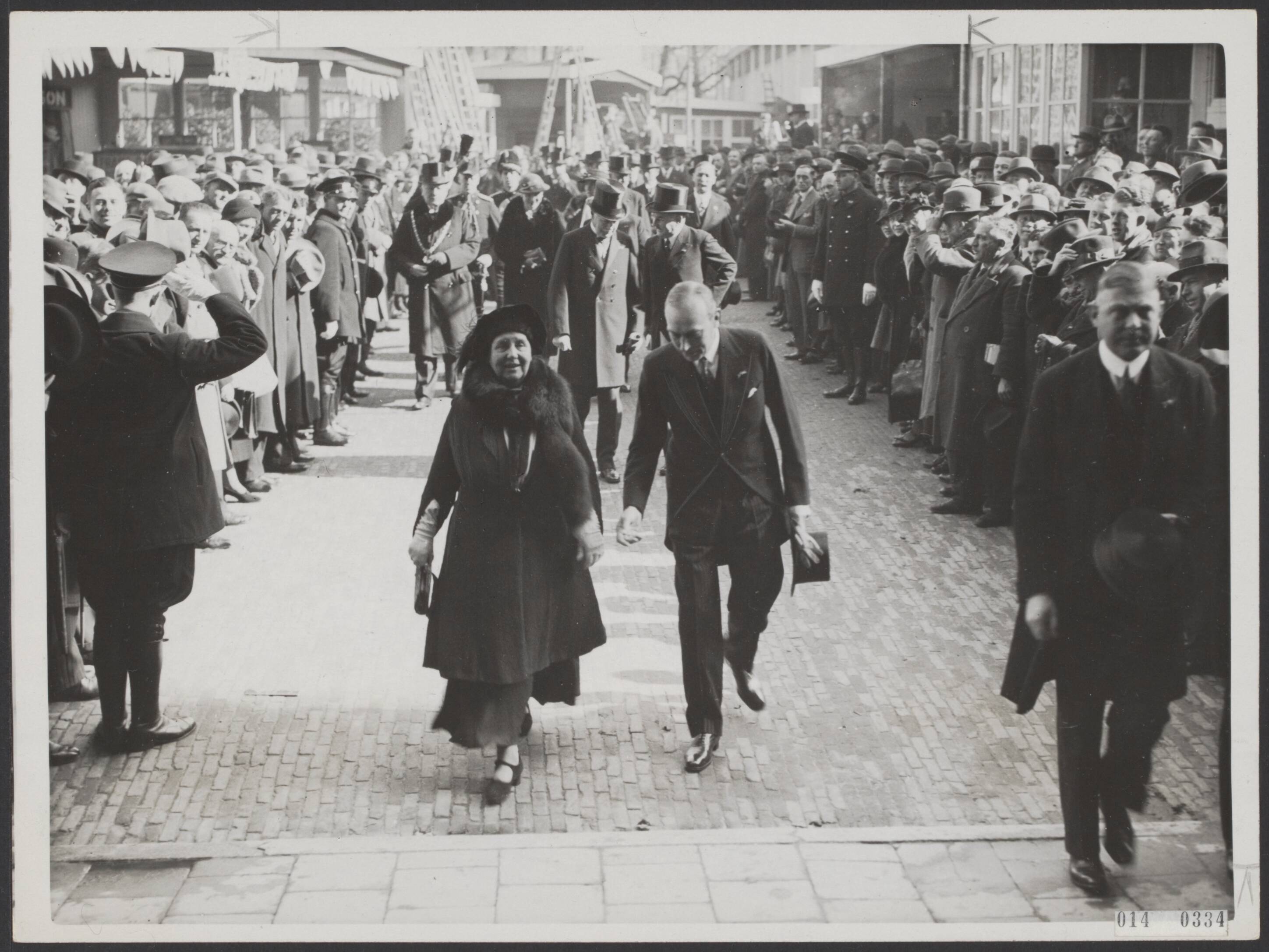 Fotocollectie Elsevier Binnenland — Aankomst van koningin Wilhelmina tijdens haar bezoek aan de 36ste Jaarbeurs te Utrecht. Naast haar F.H. Fentener van Vlissingen — Foto: N.V. Polygoon. Licentie: Set B: Rechtenvrij / Publiek Domein. Bron: Nationaal Archief. http://hdl.handle.net/10648/adb04f7c-d0b4-102d-bcf8-003048976d84