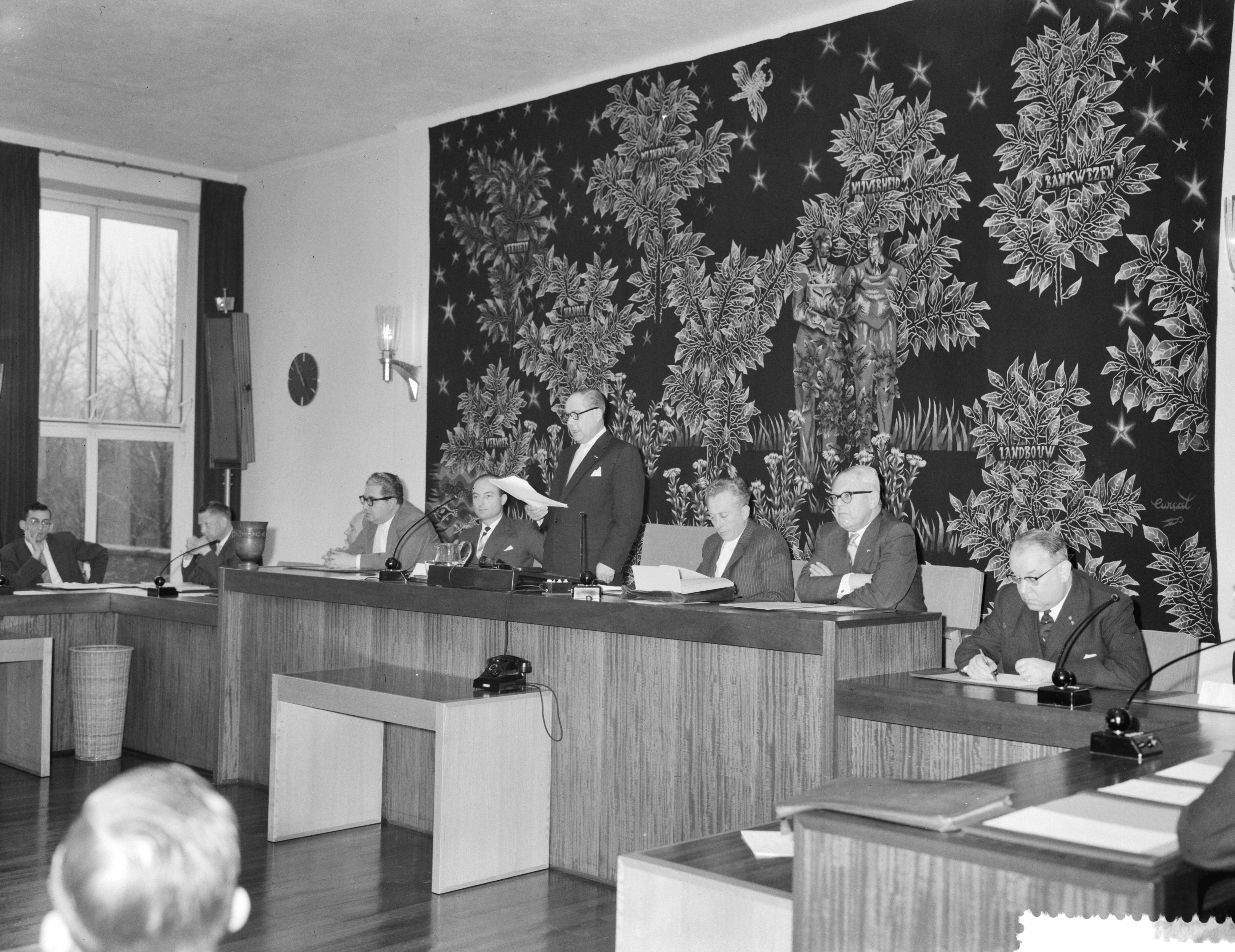 Fotocollectie Anefo — Openbare vergadering voor Detailhandel in alcoholhoudende dranken in het SER gebouw te Den Haag — Foto: Rossem, Wim van / Anefo. Licentie: Set B: Rechtenvrij / Publiek Domein. Bron: Nationaal Archief. http://hdl.handle.net/10648/a9a4d560-d0b4-102d-bcf8-003048976d84