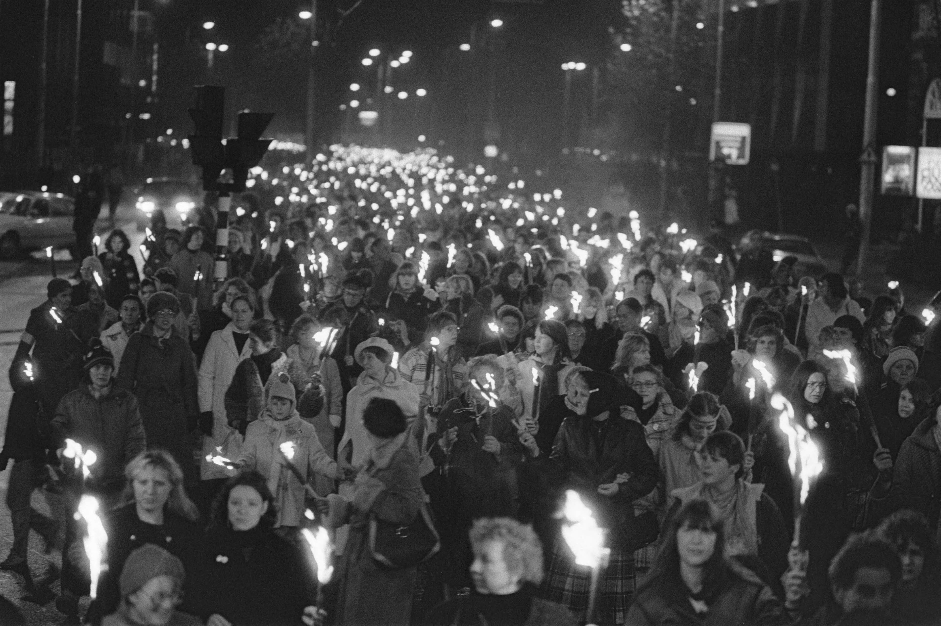 Stille fakkeloptocht in Den Haag door vrouwen onder het motto "In vredesnaam stop met de kernwapens" — Den Haag|Zuid-Holland|fakkeloptochten |betogingen |vrouwen — Foto: Bogaerts, Rob / Anefo. Licentie: Set B: Rechtenvrij / Publiek Domein. Bron: Nationaal Archief. http://hdl.handle.net/10648/ad09de58-d0b4-102d-bcf8-003048976d84