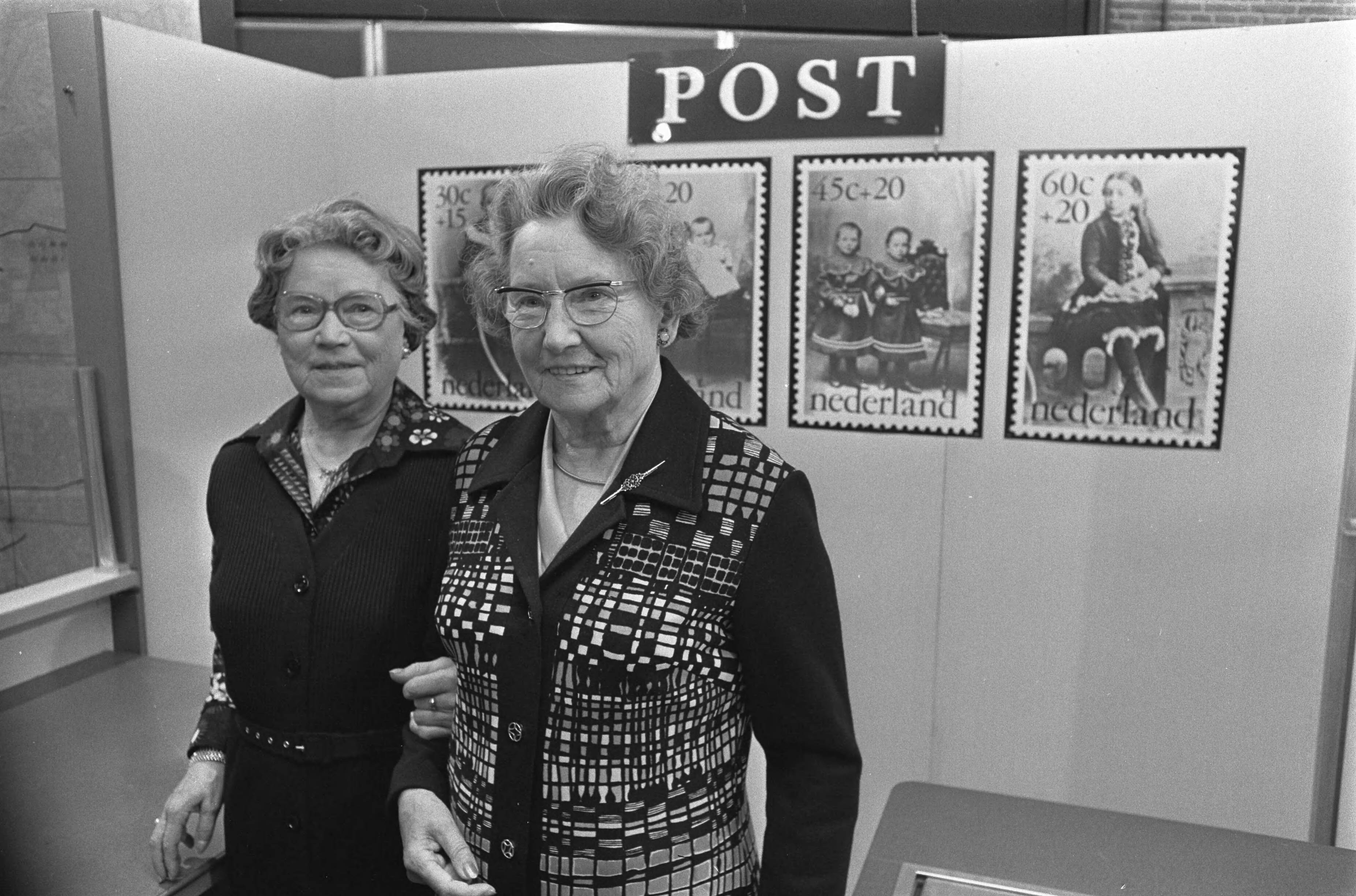 Fotocollectie Anefo — Minister Van Doorn (CRM) start kinderpostzegelactie in Den Haag ; zusters Van Bruggen — Foto: Croes, Rob C. / Anefo. Licentie: Set B: Rechtenvrij / Publiek Domein. Bron: Nationaal Archief. http://hdl.handle.net/10648/ac5a49a2-d0b4-102d-bcf8-003048976d84
