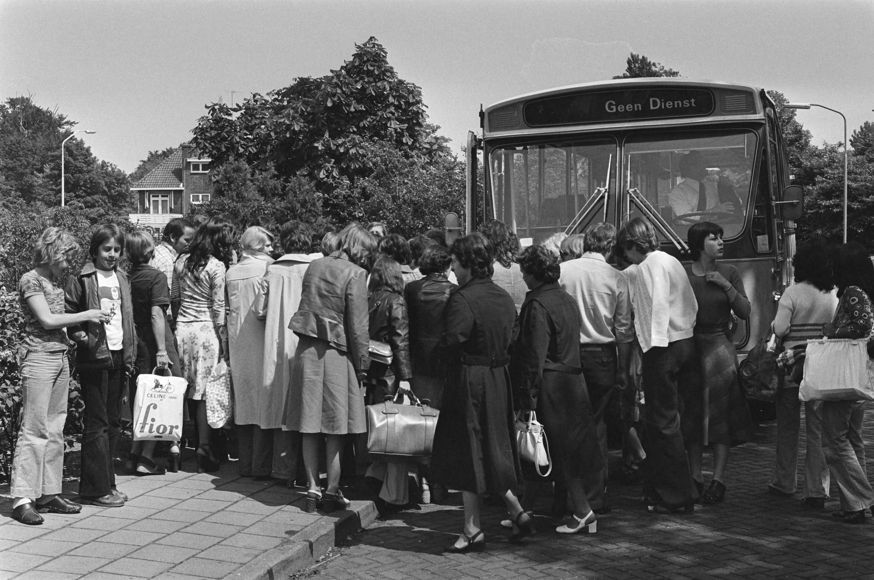 Fotocollectie Anefo — Bezetting Bloemenhovekliniek, Heemstede, patienten werden per bus naar elders overgebracht — Foto: Peters, Hans / Anefo. Licentie: Set B: Rechtenvrij / Publiek Domein. Bron: Nationaal Archief. http://hdl.handle.net/10648/ac84a0bc-d0b4-102d-bcf8-003048976d84
