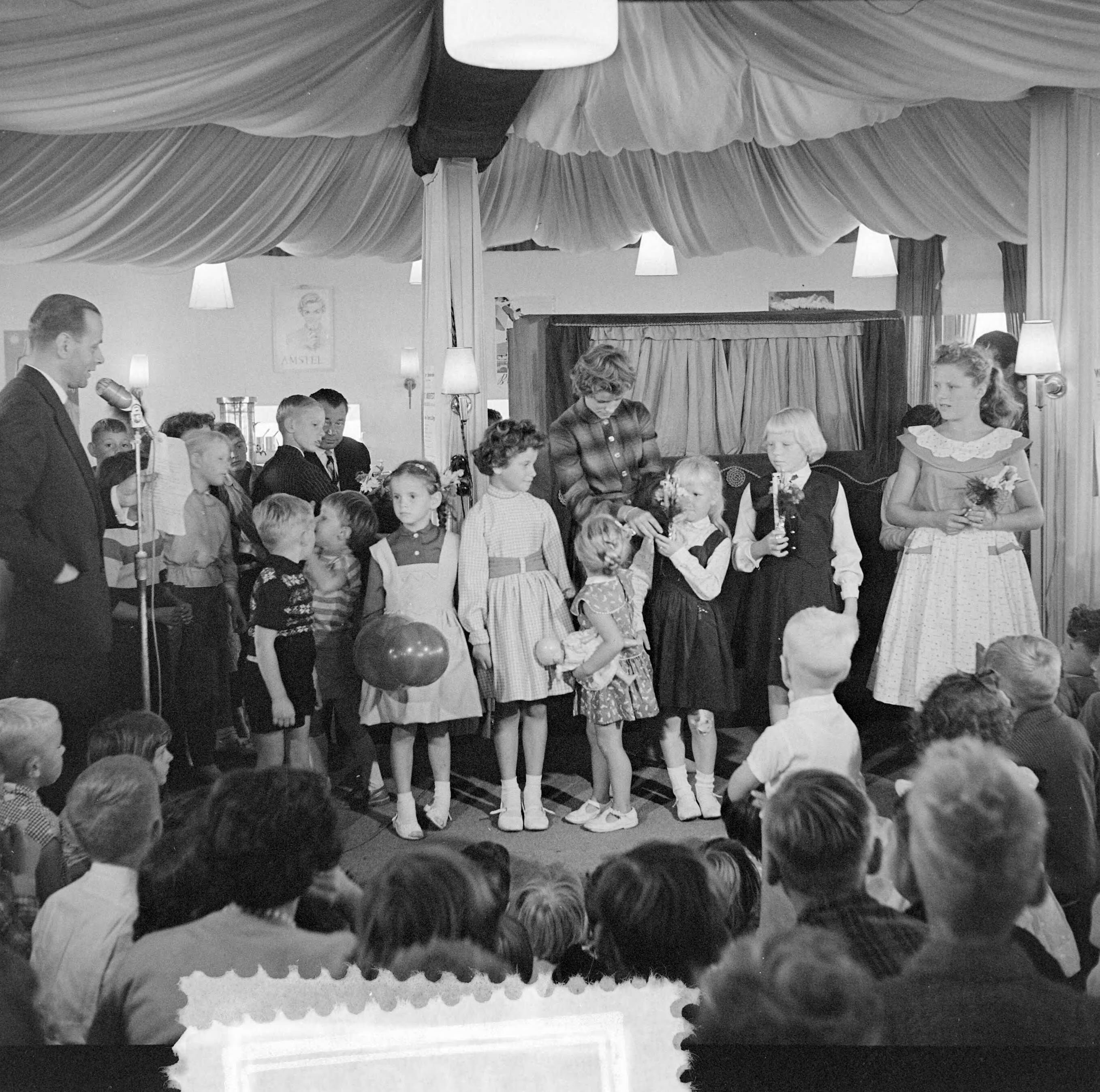 Fotocollectie Anefo — Kindermodeshow Fa. Nooy Zandvoort — Foto: Pot, Harry / Anefo. Licentie: Set B: Rechtenvrij / Publiek Domein. Bron: Nationaal Archief. http://hdl.handle.net/10648/a967573a-d0b4-102d-bcf8-003048976d84