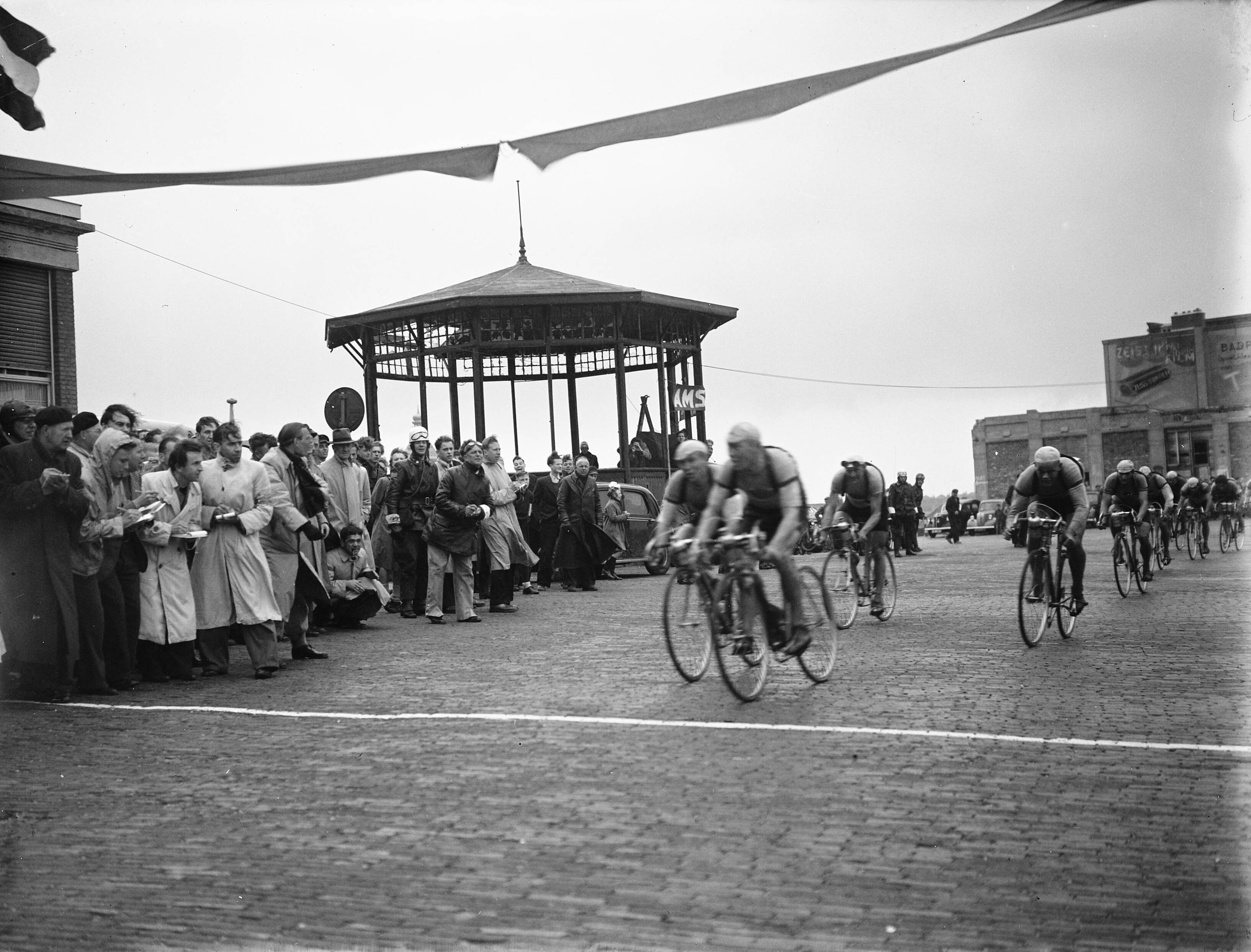 Fotocollectie Anefo — Ronde van Nederland . 7e etappe (Eindhoven-Vlissingen) Finish — Foto: Moedrik, D. / Anefo. Licentie: Set B: Rechtenvrij / Publiek Domein. Bron: Nationaal Archief. http://hdl.handle.net/10648/ad7ada54-d0b4-102d-bcf8-003048976d84