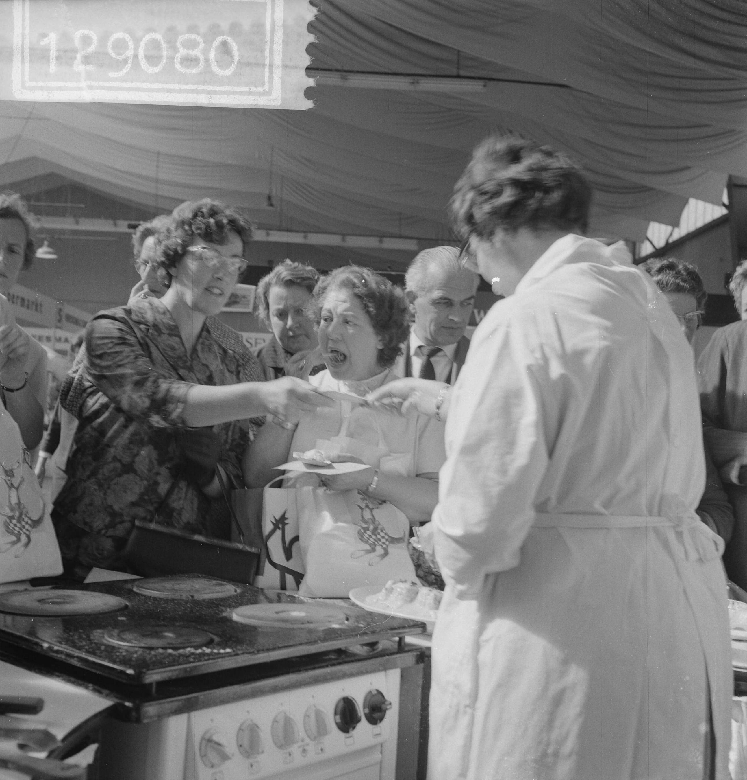 Fotocollectie Anefo — Opening internationale tentoonstelling "Spijs en Drank" in de Houtrusthallen te Den Haag — Foto: Koch, Eric / Anefo. Licentie: Set B: Rechtenvrij / Publiek Domein. Bron: Nationaal Archief. http://hdl.handle.net/10648/a9e1b2b4-d0b4-102d-bcf8-003048976d84