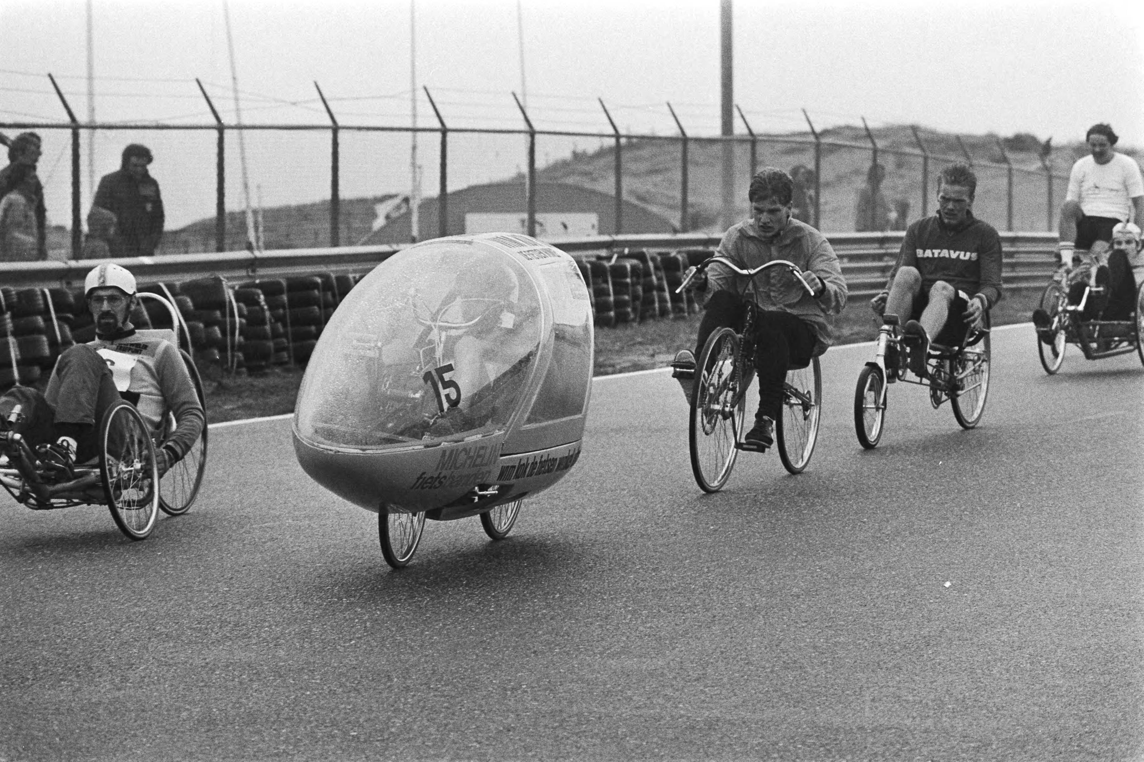 Wedstrijd voor "ligfietsen" op circuit van Zandvoort — Overdekte ligfiets en andere ligfietsen tijdens de wedstrijd — Foto: Croes, Rob C. / Anefo. Licentie: Set B: Rechtenvrij / Publiek Domein. Bron: Nationaal Archief. http://hdl.handle.net/10648/ad2dee4c-d0b4-102d-bcf8-003048976d84