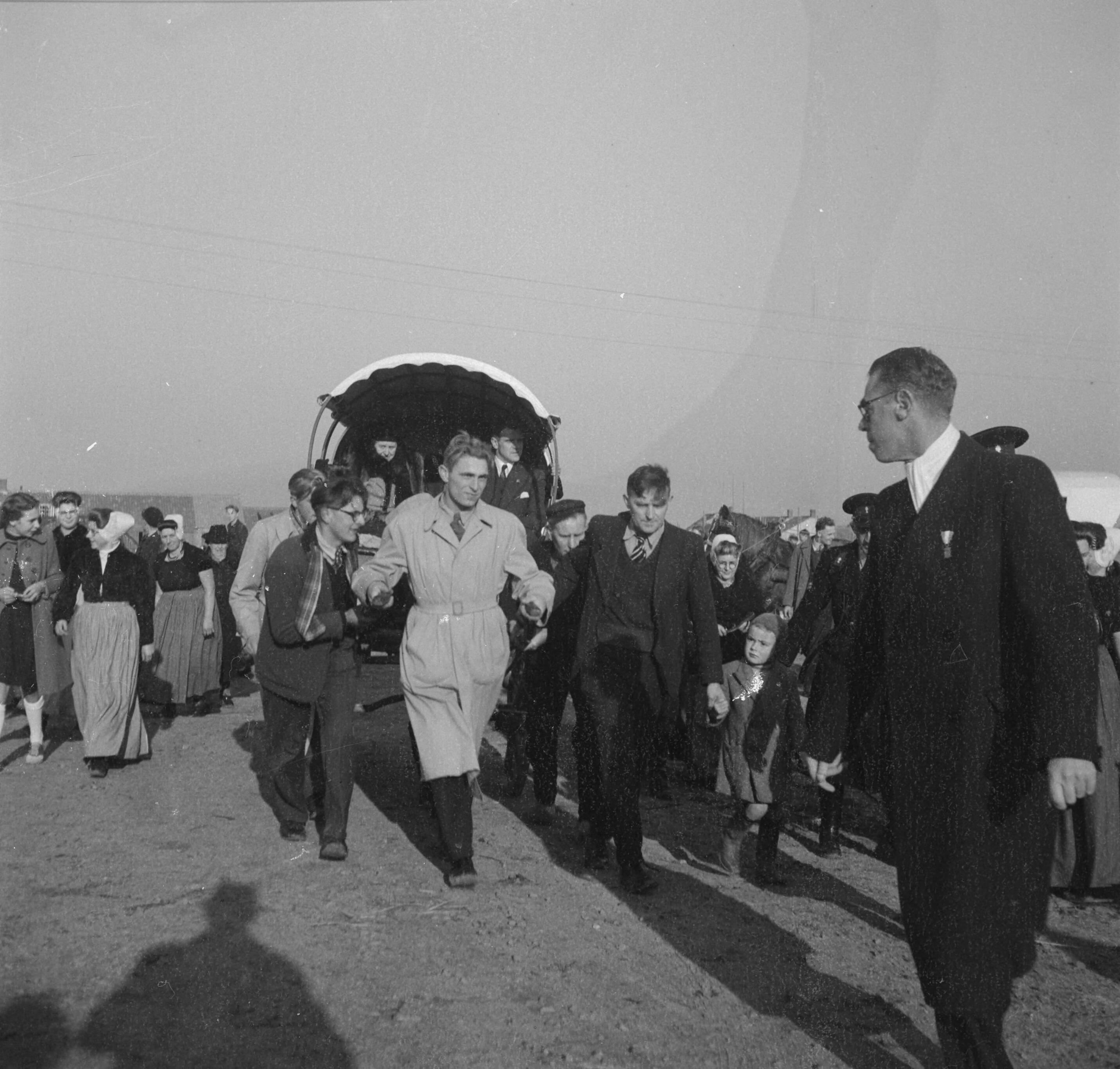 Fotocollectie Anefo — Boomplantdag te Westkapelle — Foto: Noske, J.D. / Anefo. Licentie: Set B: Rechtenvrij / Publiek Domein. Bron: Nationaal Archief. http://hdl.handle.net/10648/a8c02f14-d0b4-102d-bcf8-003048976d84